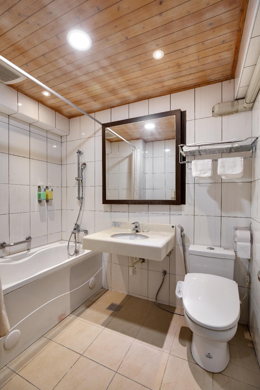 Cullinan Hotel Superior Double Room - No Parking 3