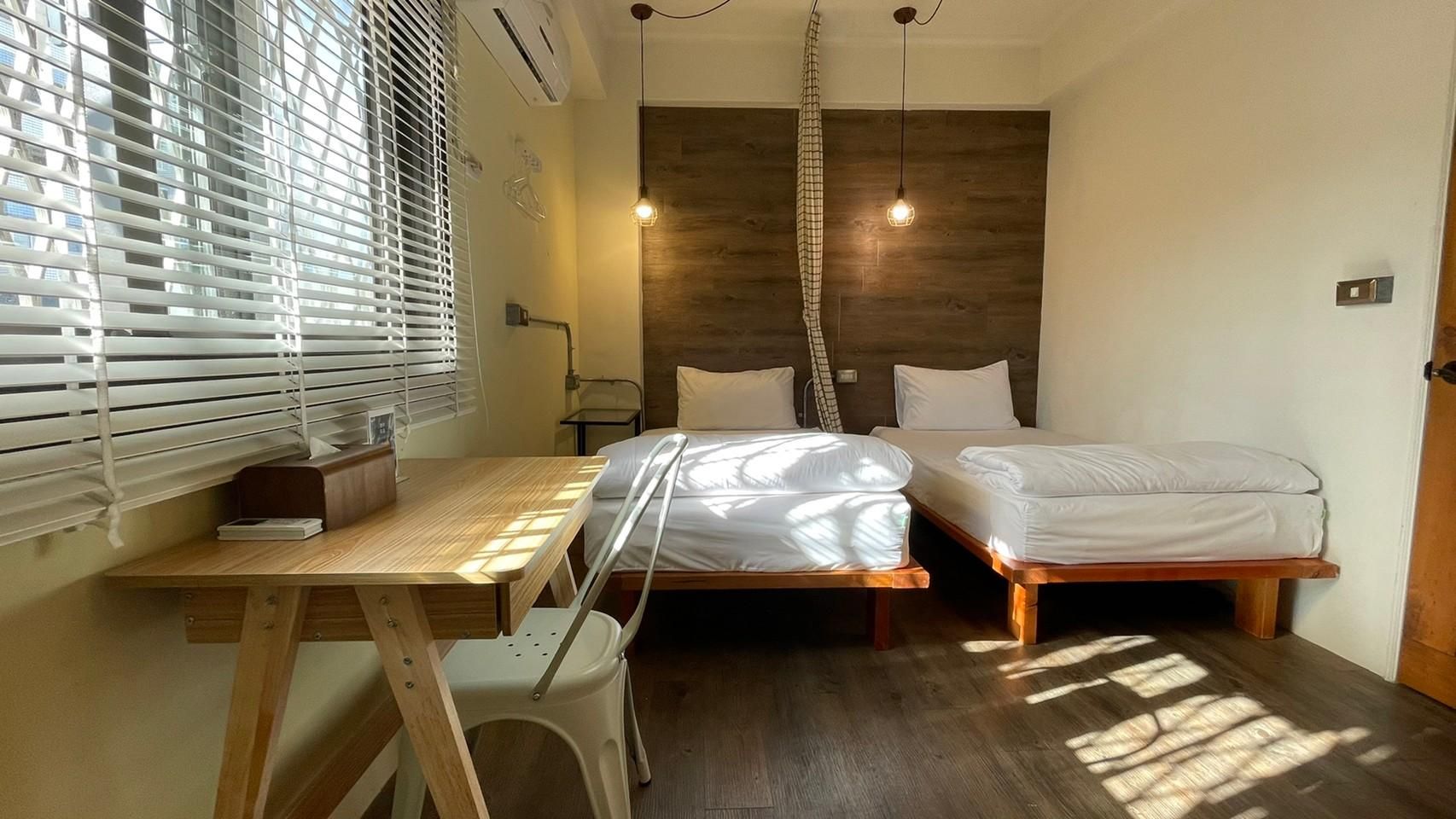 Cozy House Hostel Twin Room Shared Bathroom 2