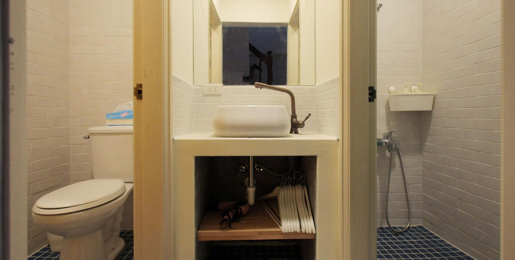 Cozy House Hostel Single Room with Shared Bathroom 2