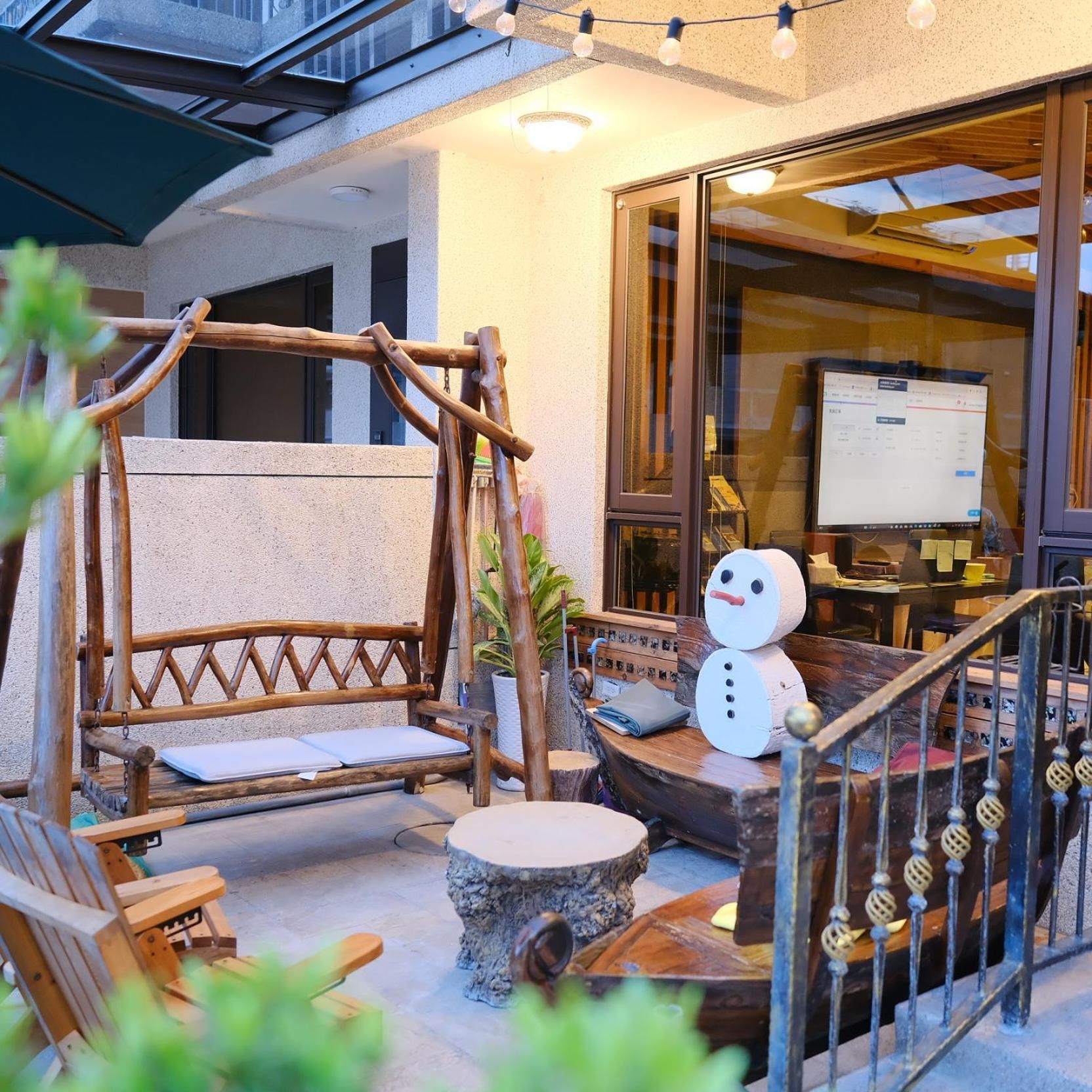 shared lounge/tv area