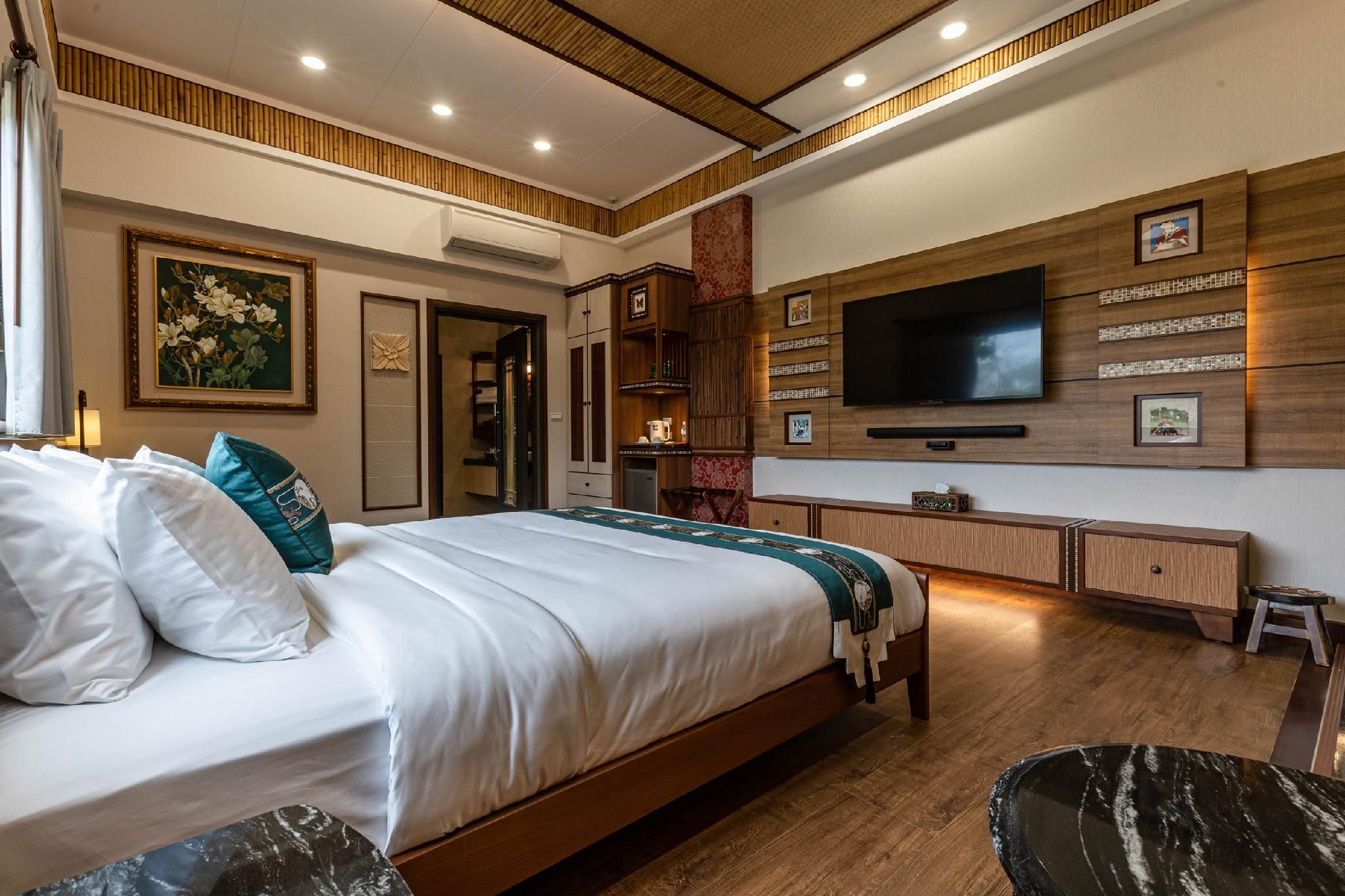Deluxe Double Room with Bathtub