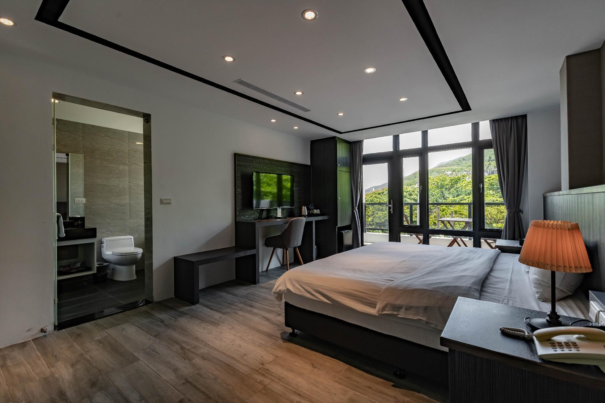 Ocean Paradise Deluxe Double Room with Balcony - Non-Smoking 3