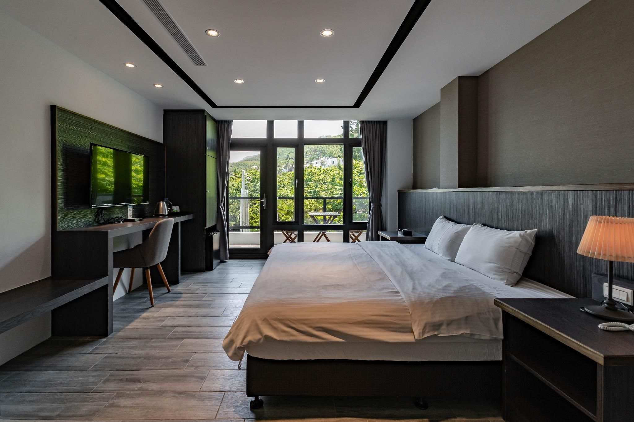 Ocean Paradise Deluxe Double Room with Balcony - Non-Smoking 2