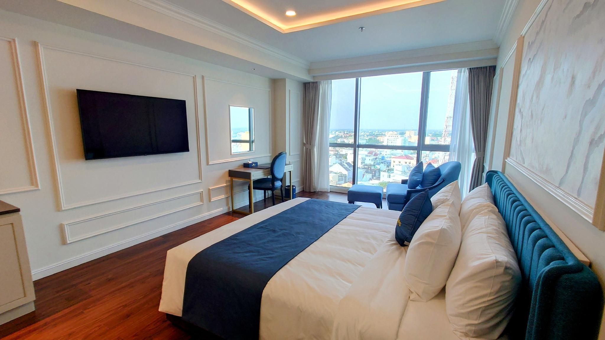 Deluxe - 1 King Bed