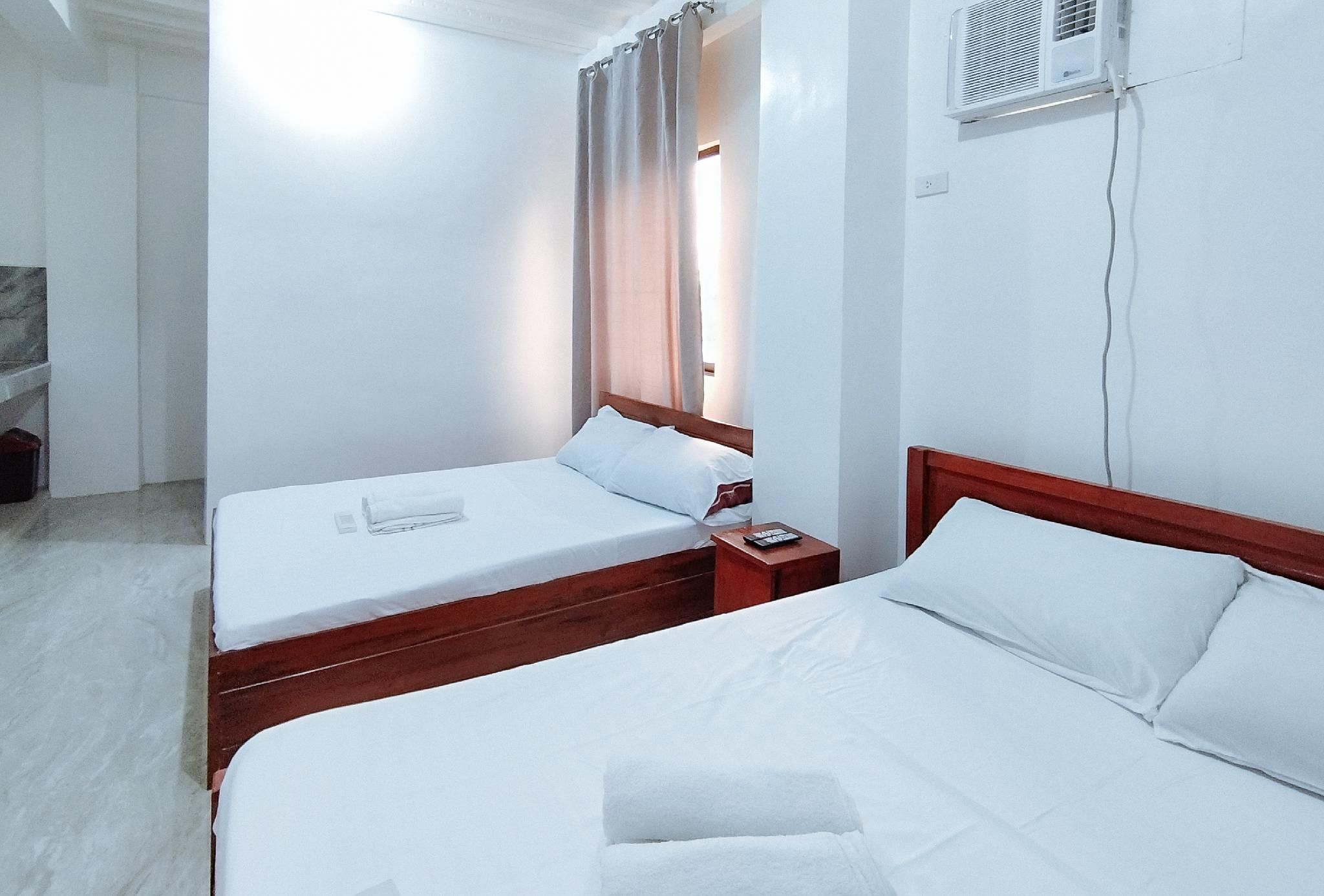 RedDoorz @ Elton Guesthouse Family Room 2