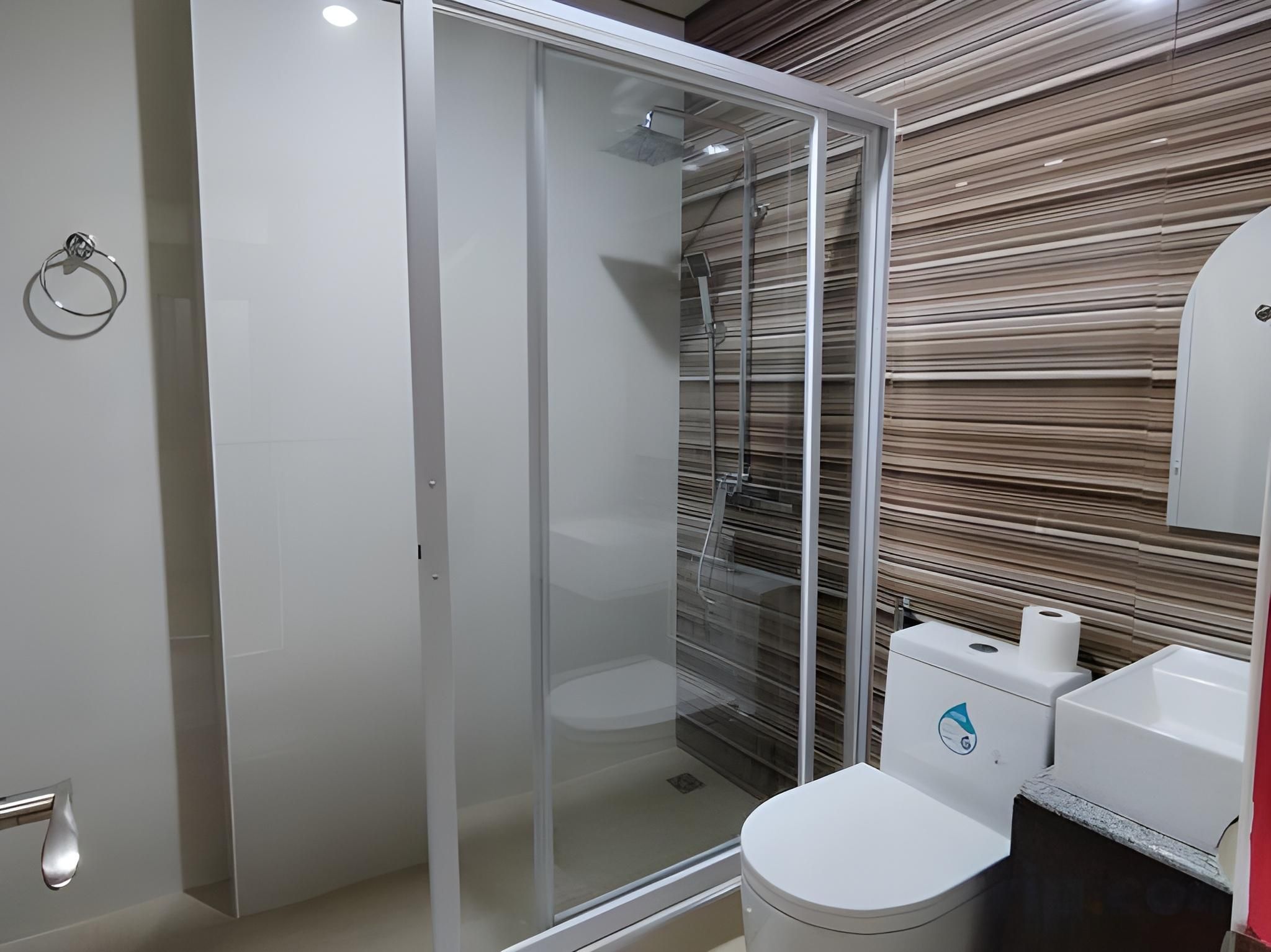 RedDoorz @ LQJ Hotel Old Buswang Kalibo Family Room 3