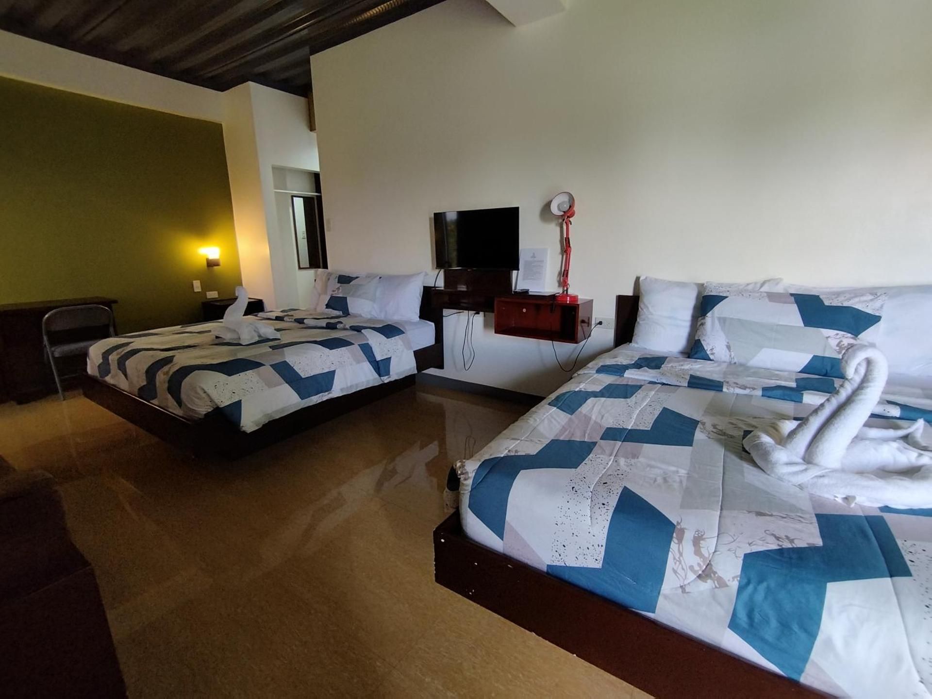 RedDoorz @ LQJ Hotel Old Buswang Kalibo Family Room 2