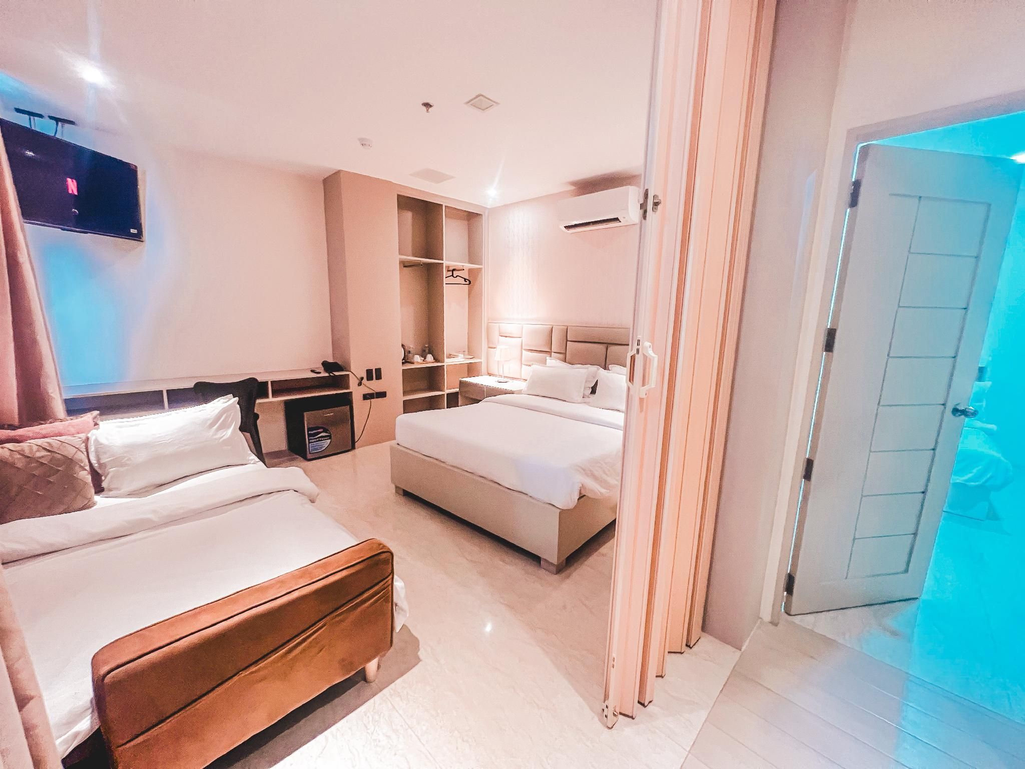 LAVERO SUITES Family Room for 5 2