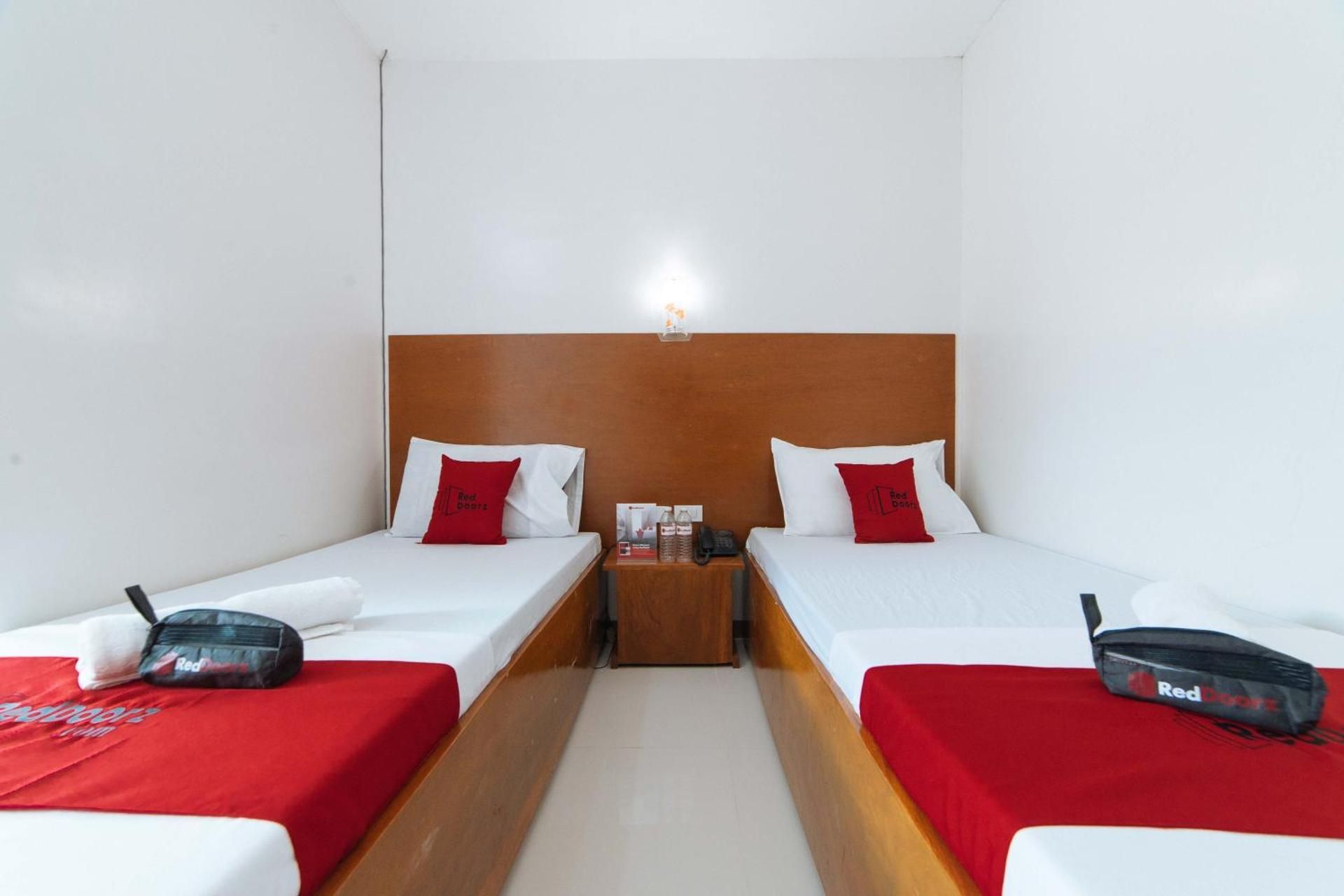 RedDoorz @ Old Buswang Road Twin Room