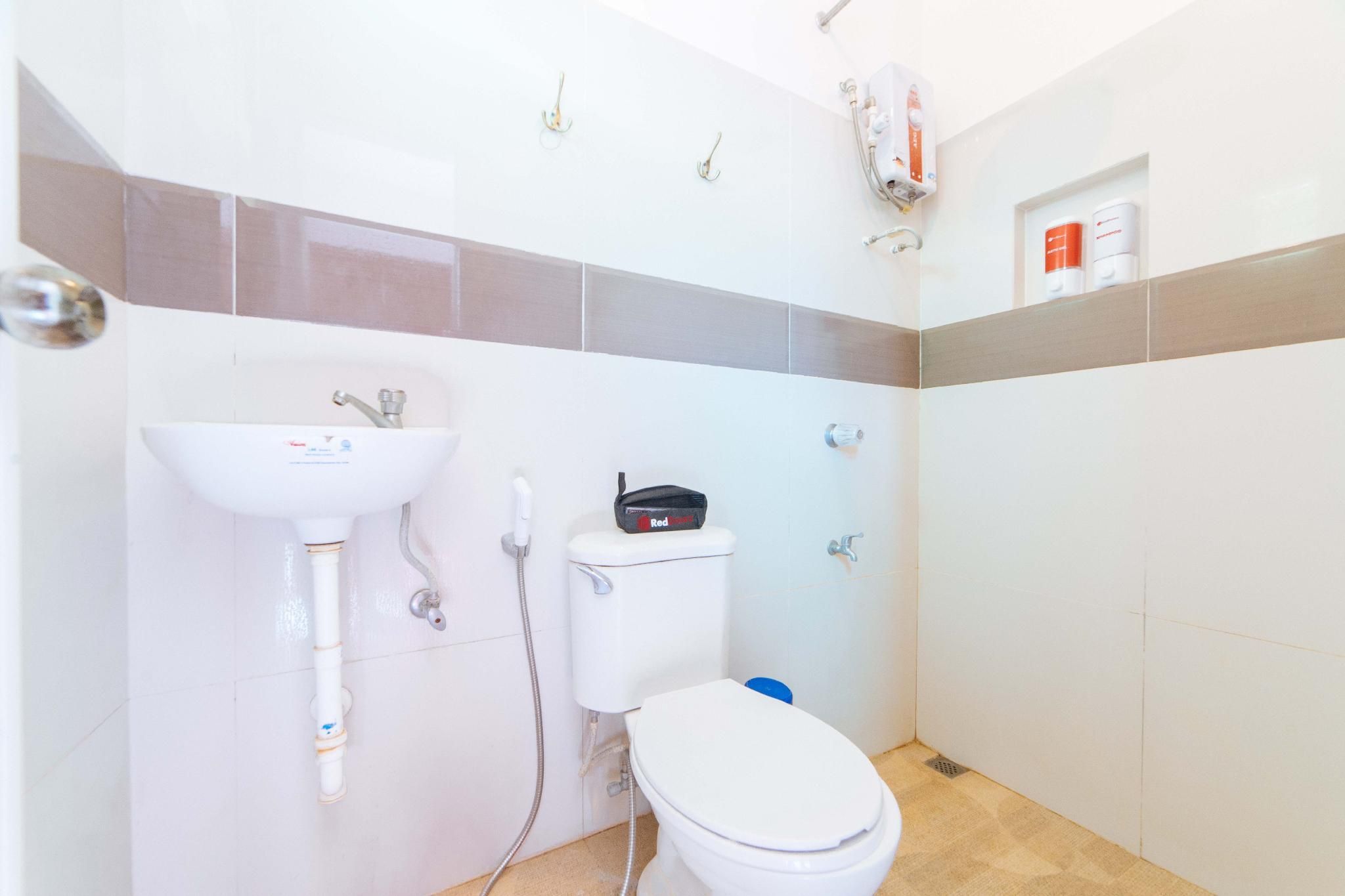 RedDoorz @ Old Buswang Road Double Room