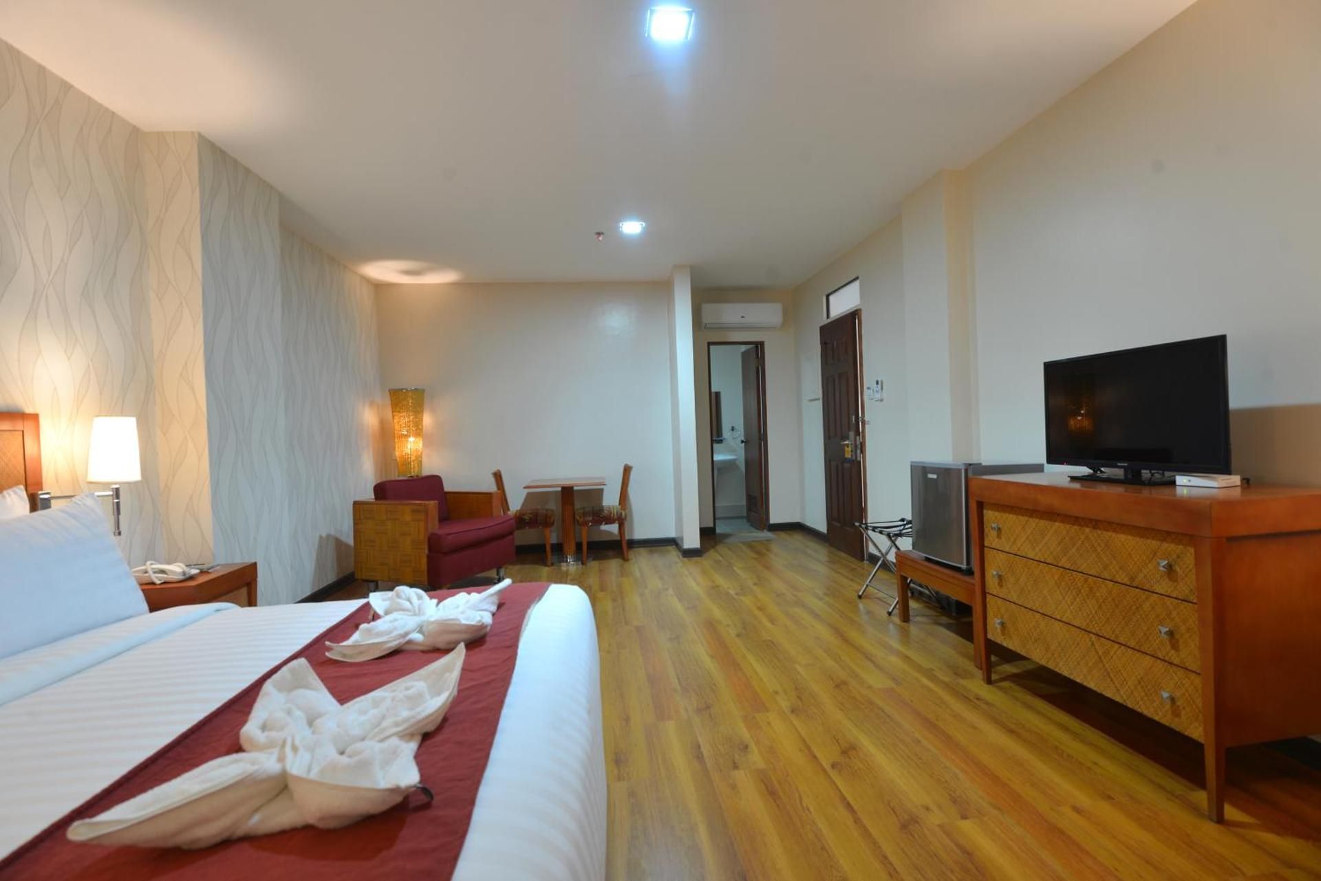 Royal Suites Condotel Premier Room 6