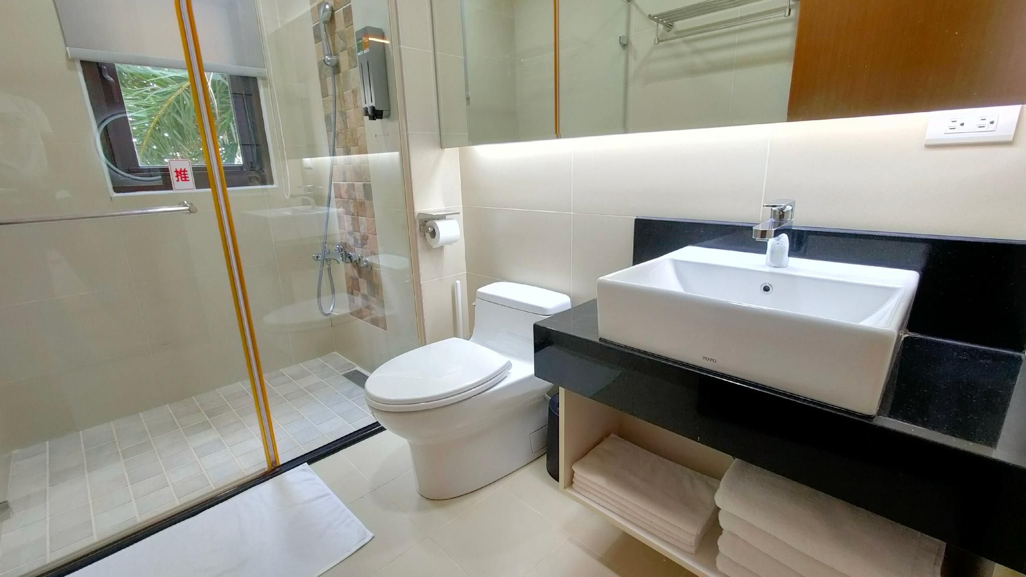 Riverbank B&B 2 Deluxe Quadruple Room with Balcony 3