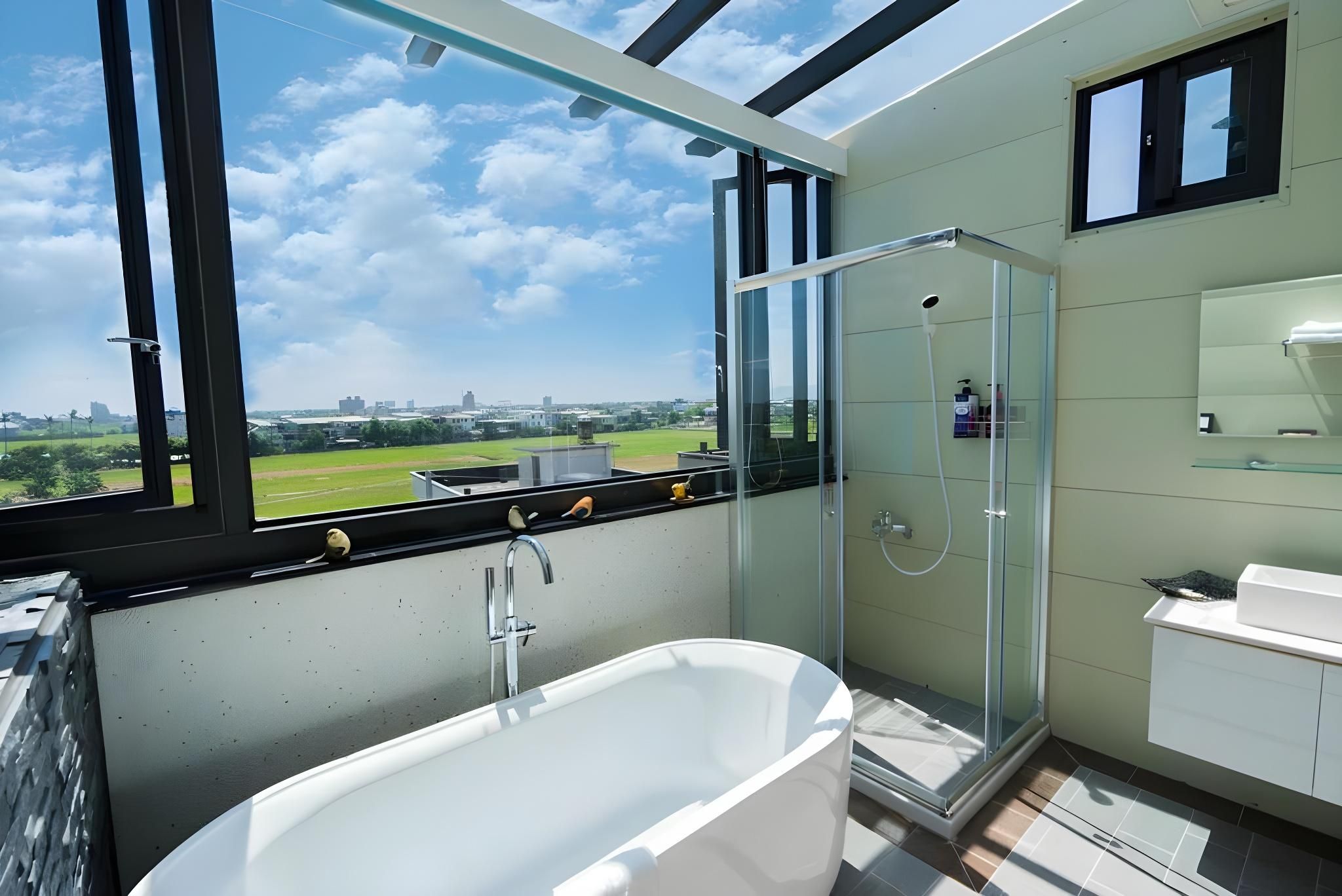 Deluxe with Bathtub