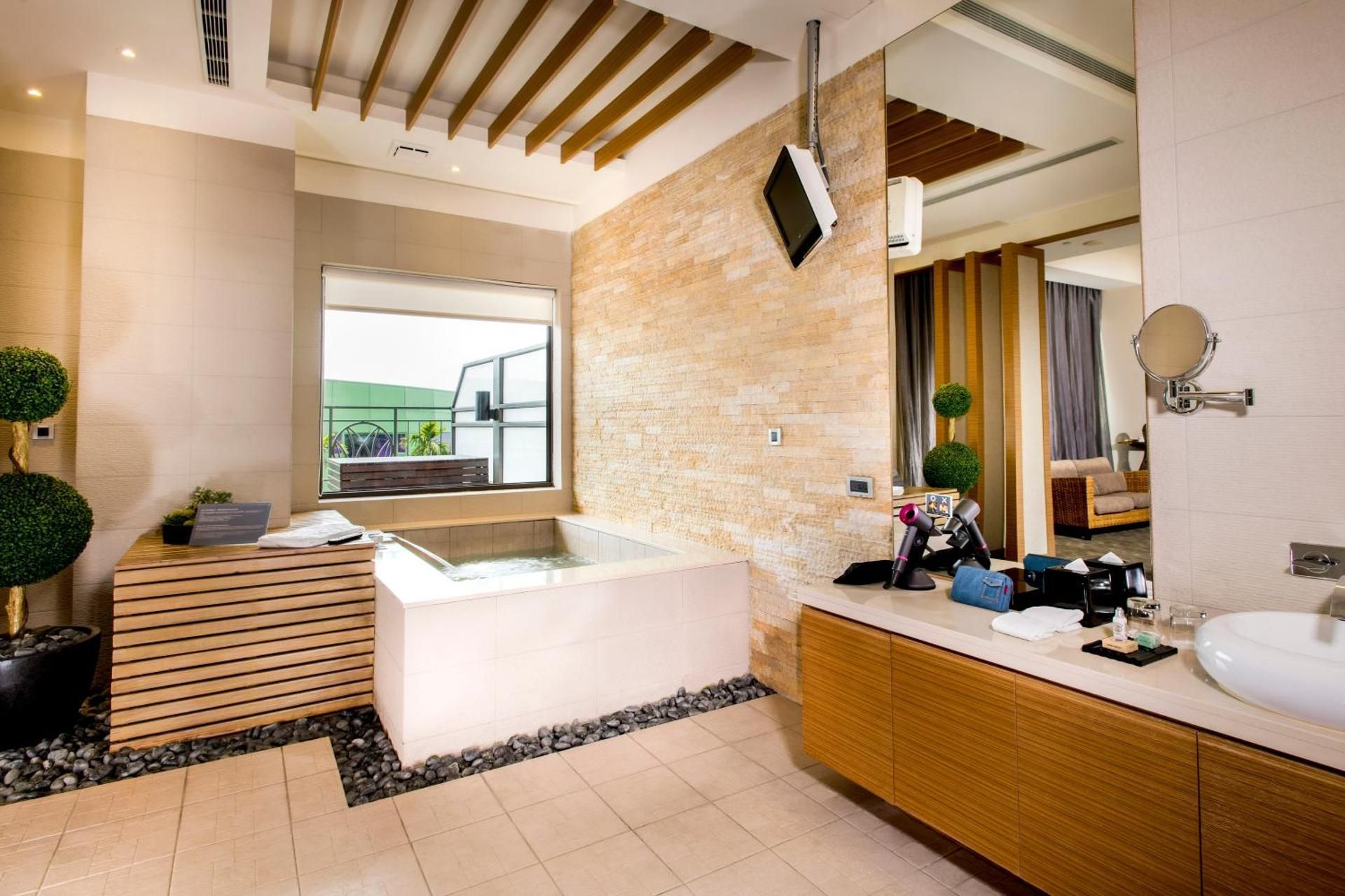 Suite with Spa Treatment for 1 Person