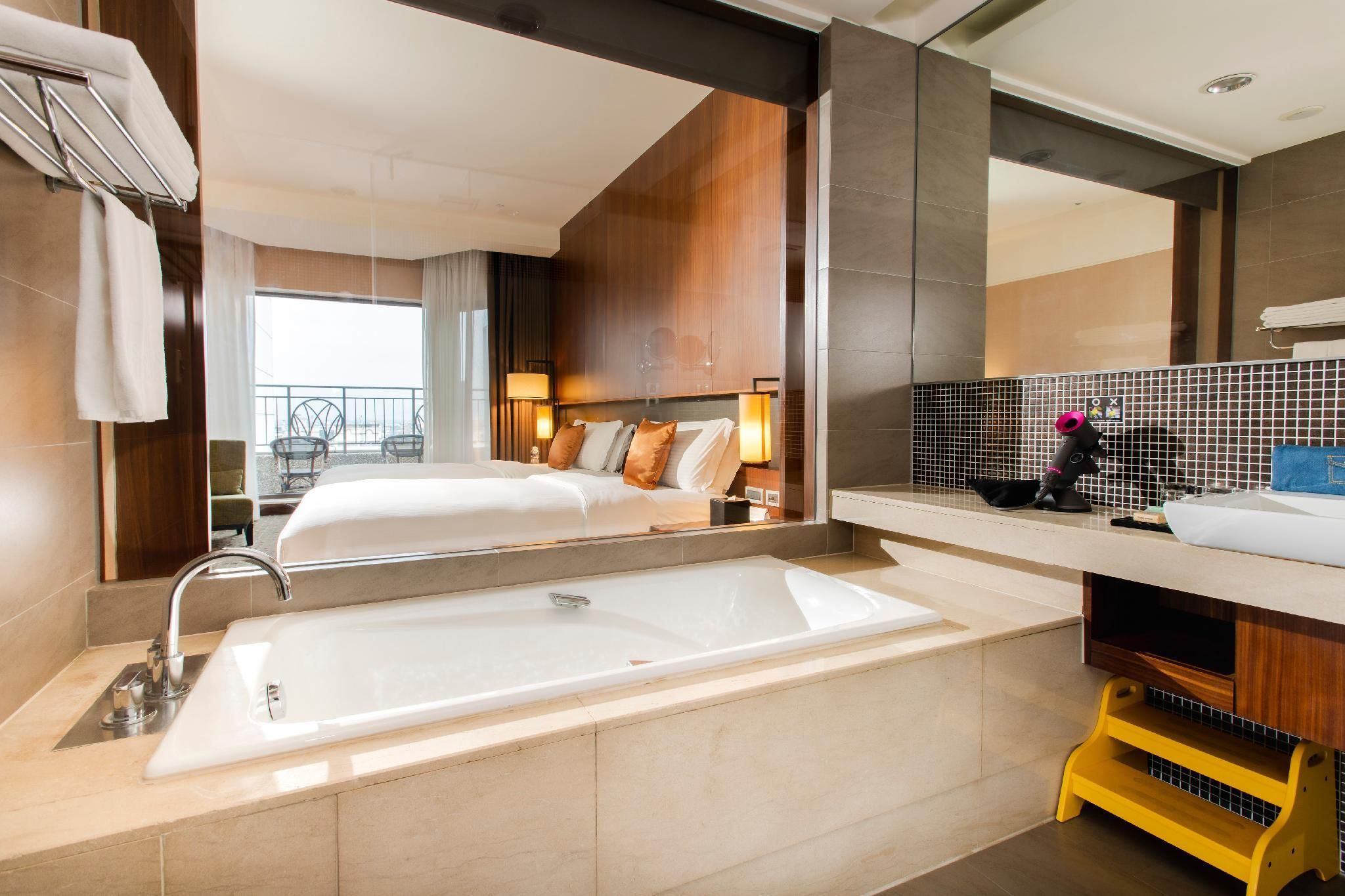 Classic Twin Room with Balcony