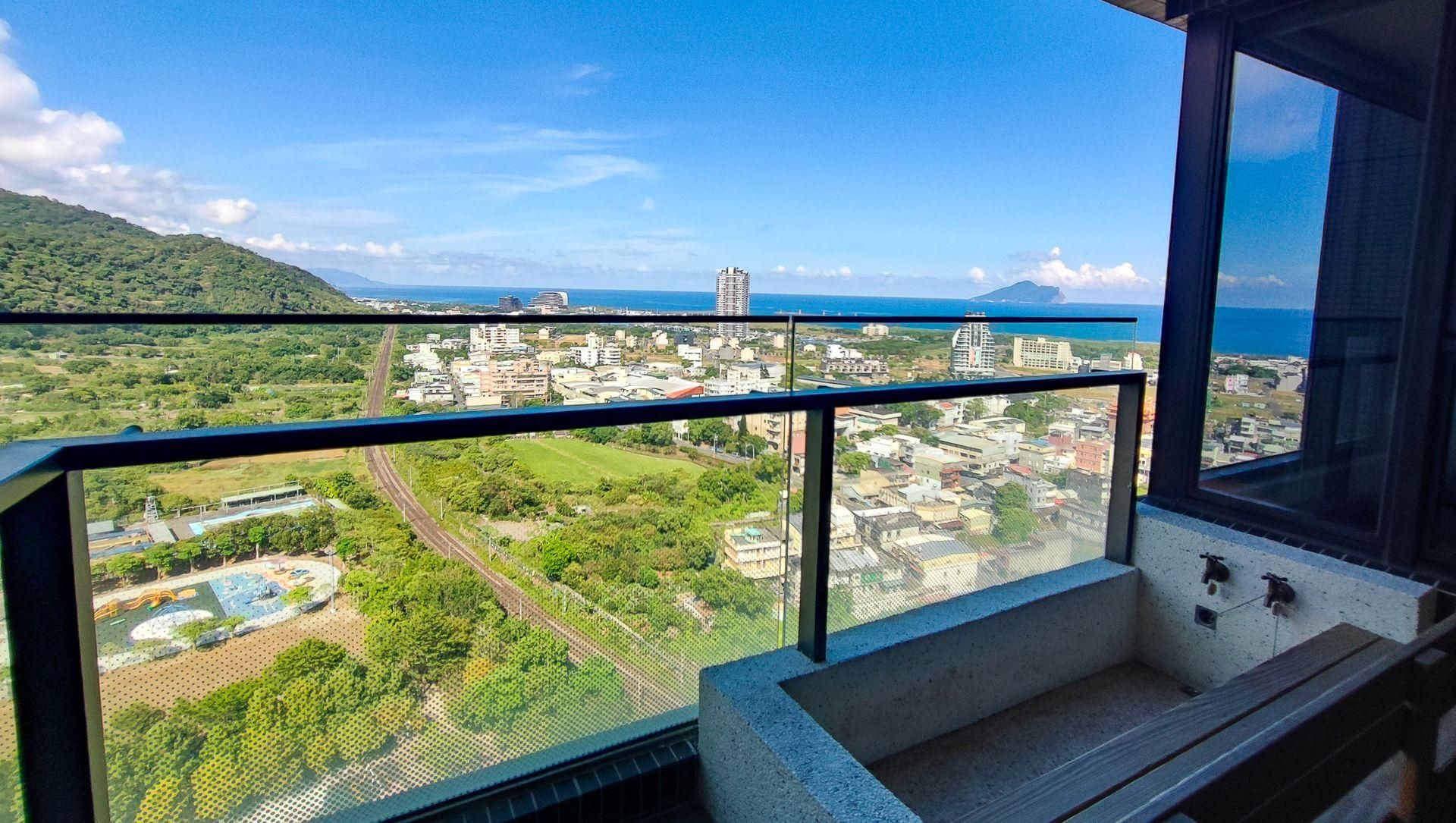Deluxe Room with Sea View and Balcony