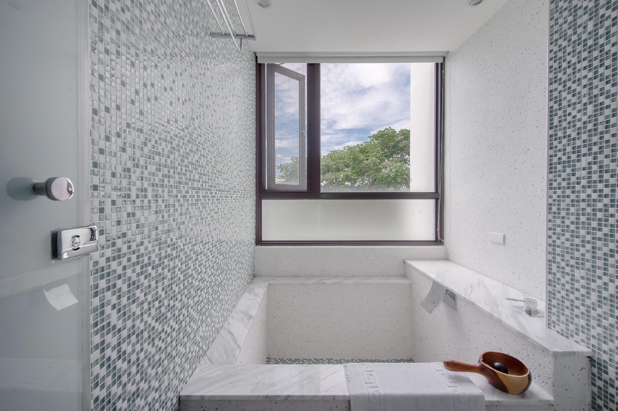 Family Room with Bathtub