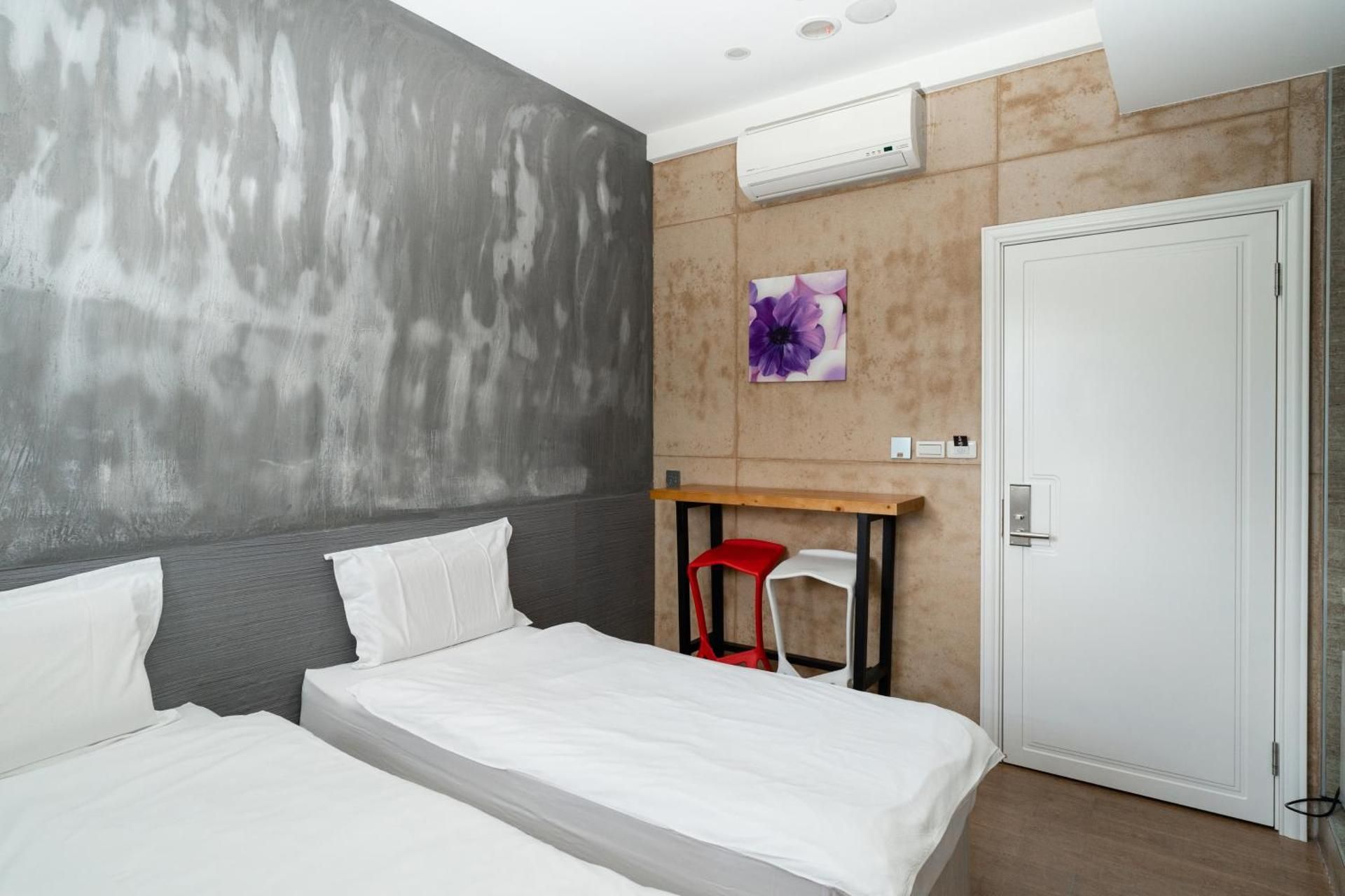 Room with 2 Single Beds - Bath House Access Included