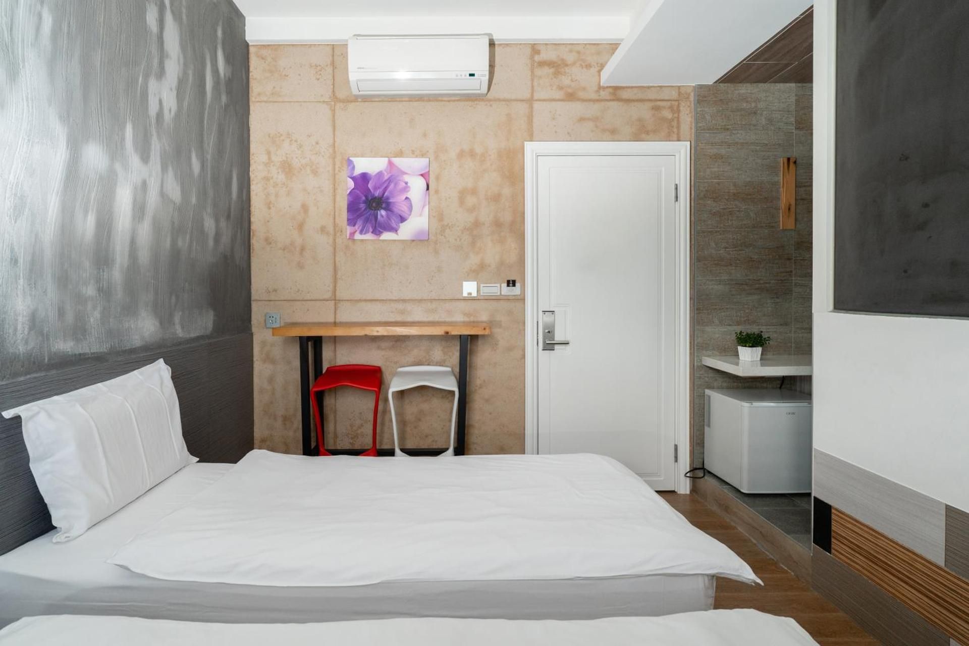 Room with 2 Single Beds - Bath House Access Included