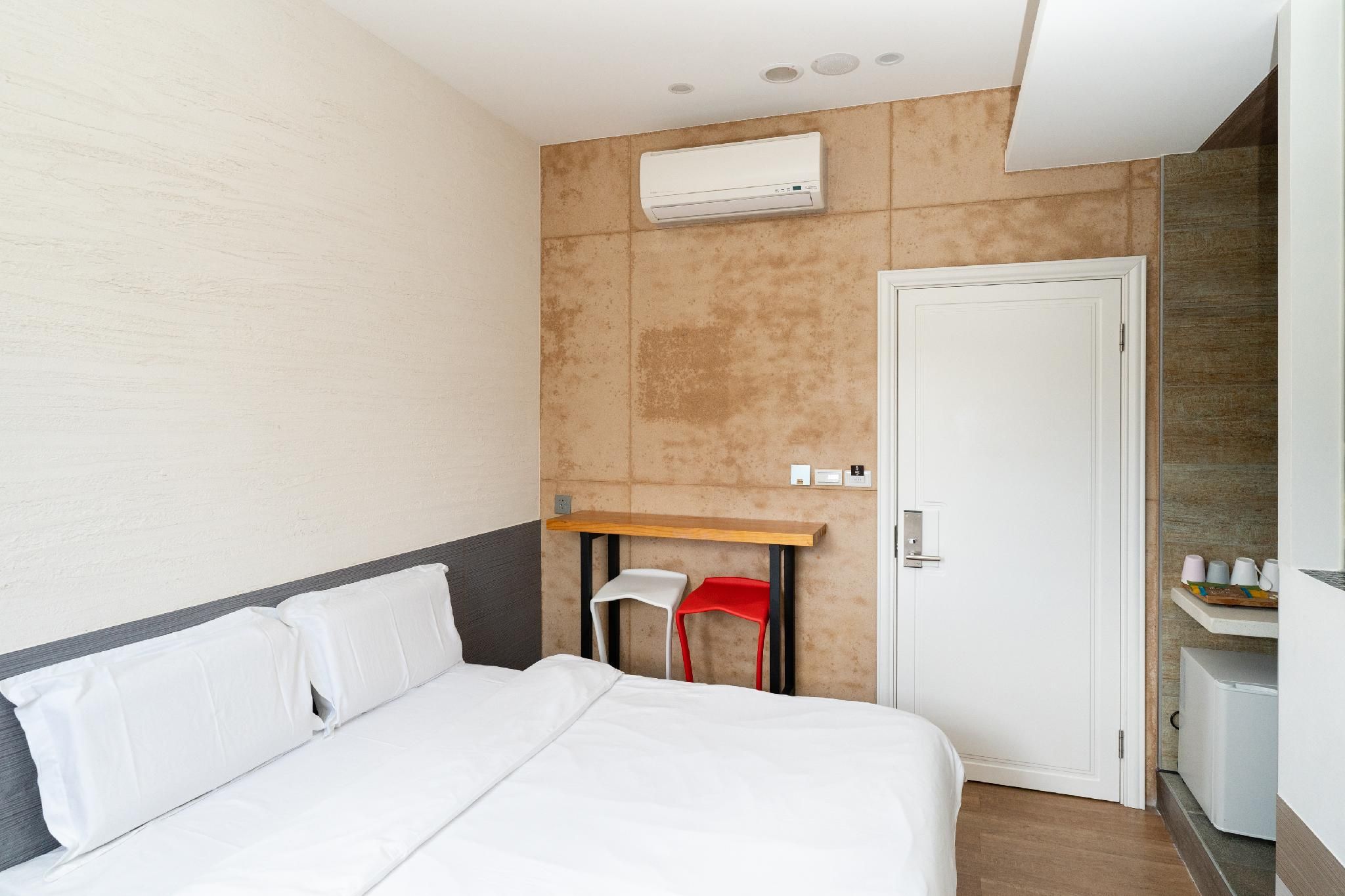 Room with 1 Single Bed and 1 Double Bed - Bath House Access Included