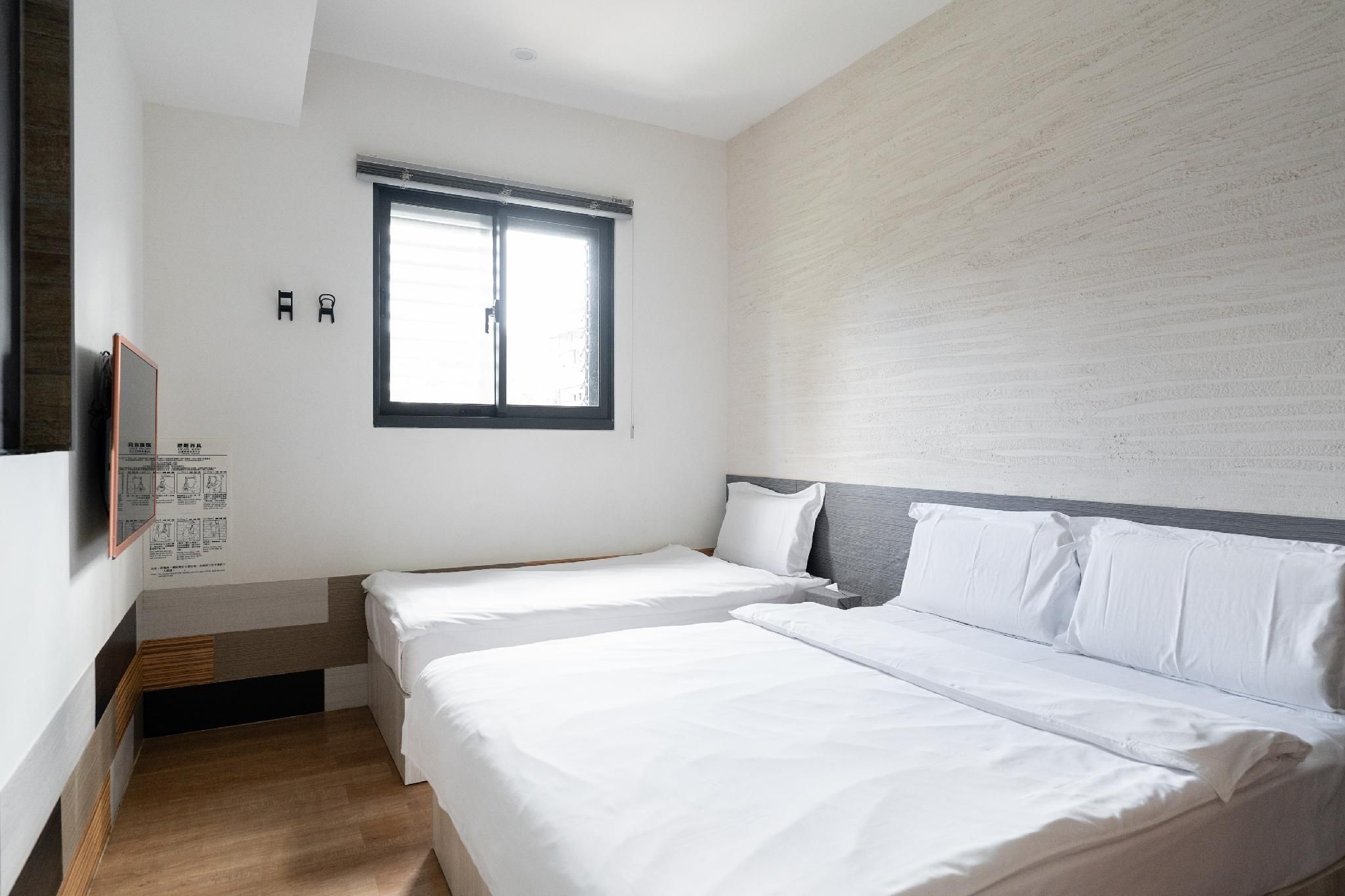 Room with 1 Single Bed and 1 Double Bed - Bath House Access Included