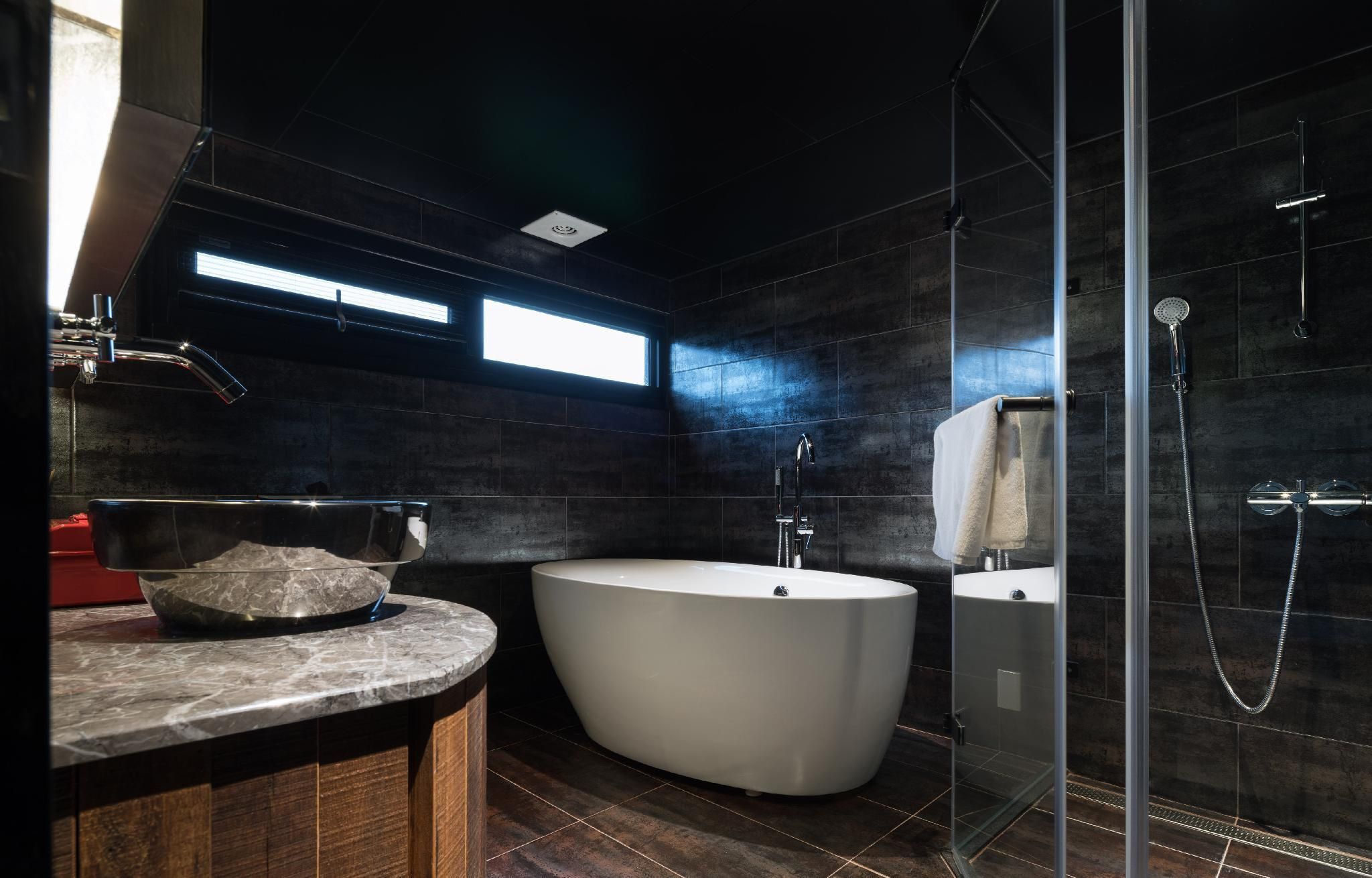 Black House Deluxe - B 2