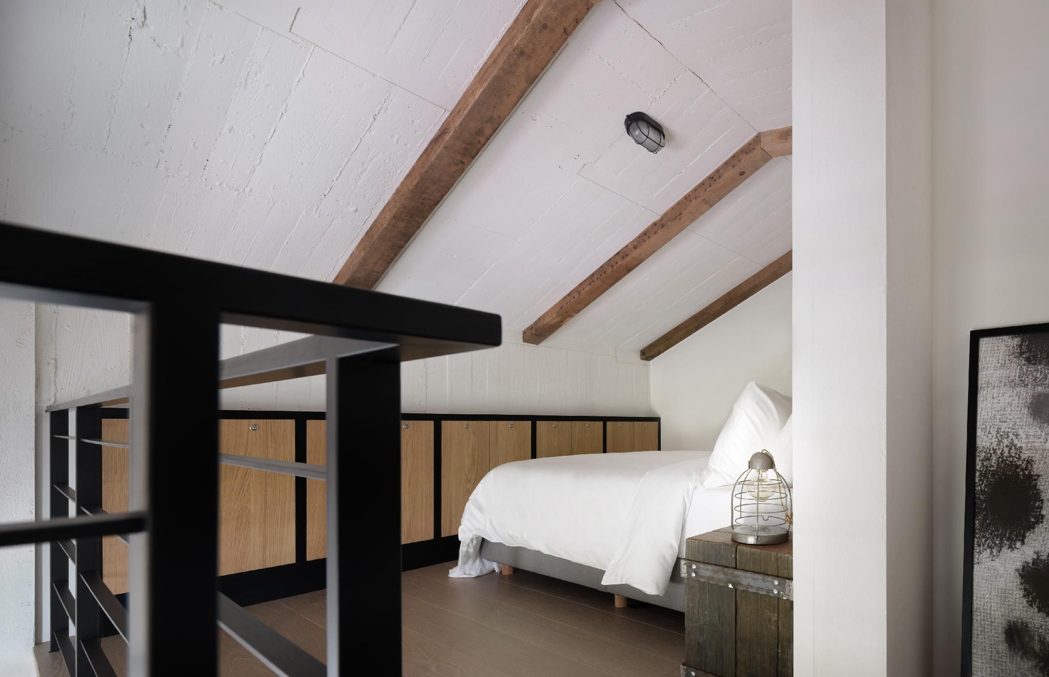 Black House Deluxe - B