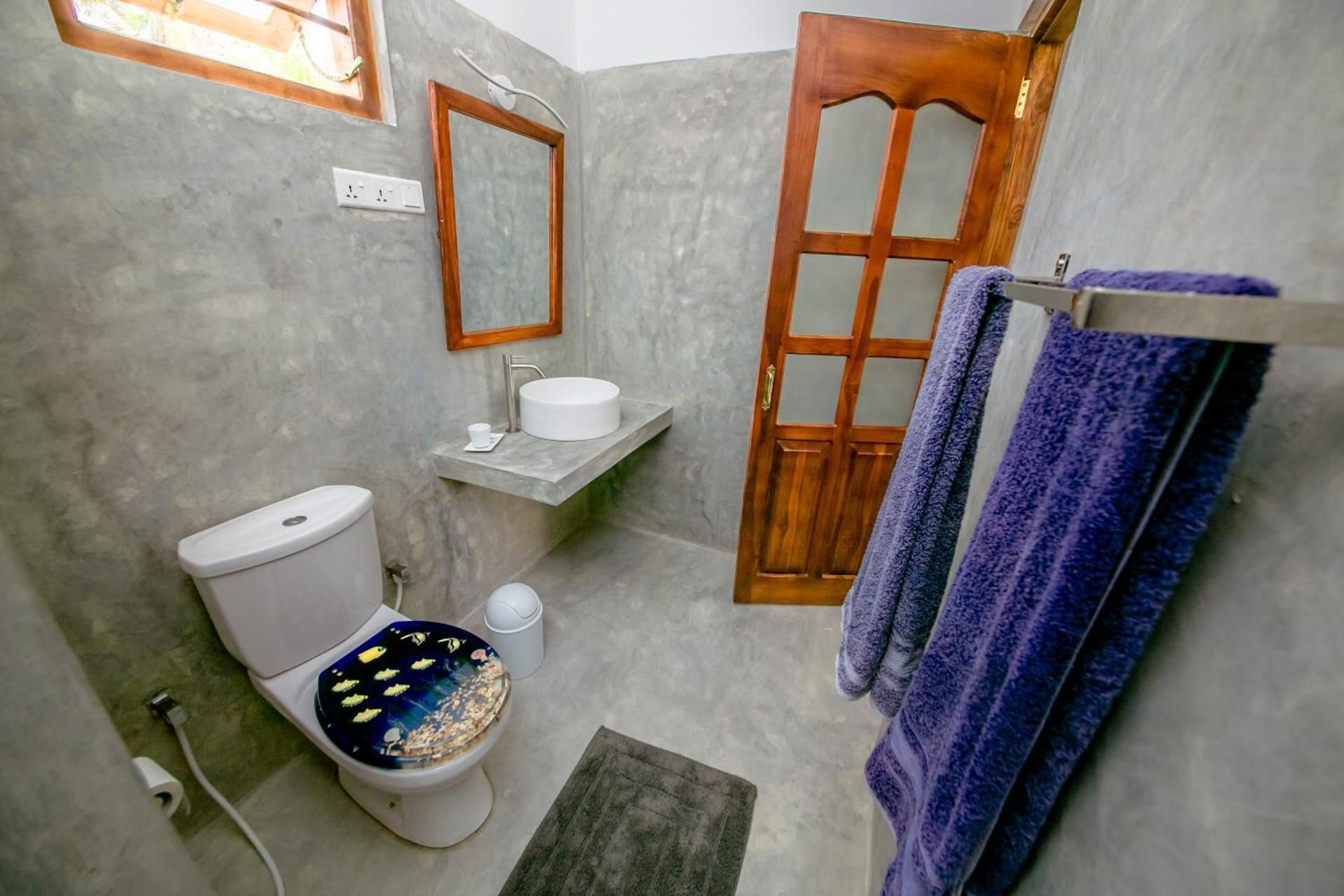 Deluxe Double Room with Side Sea View