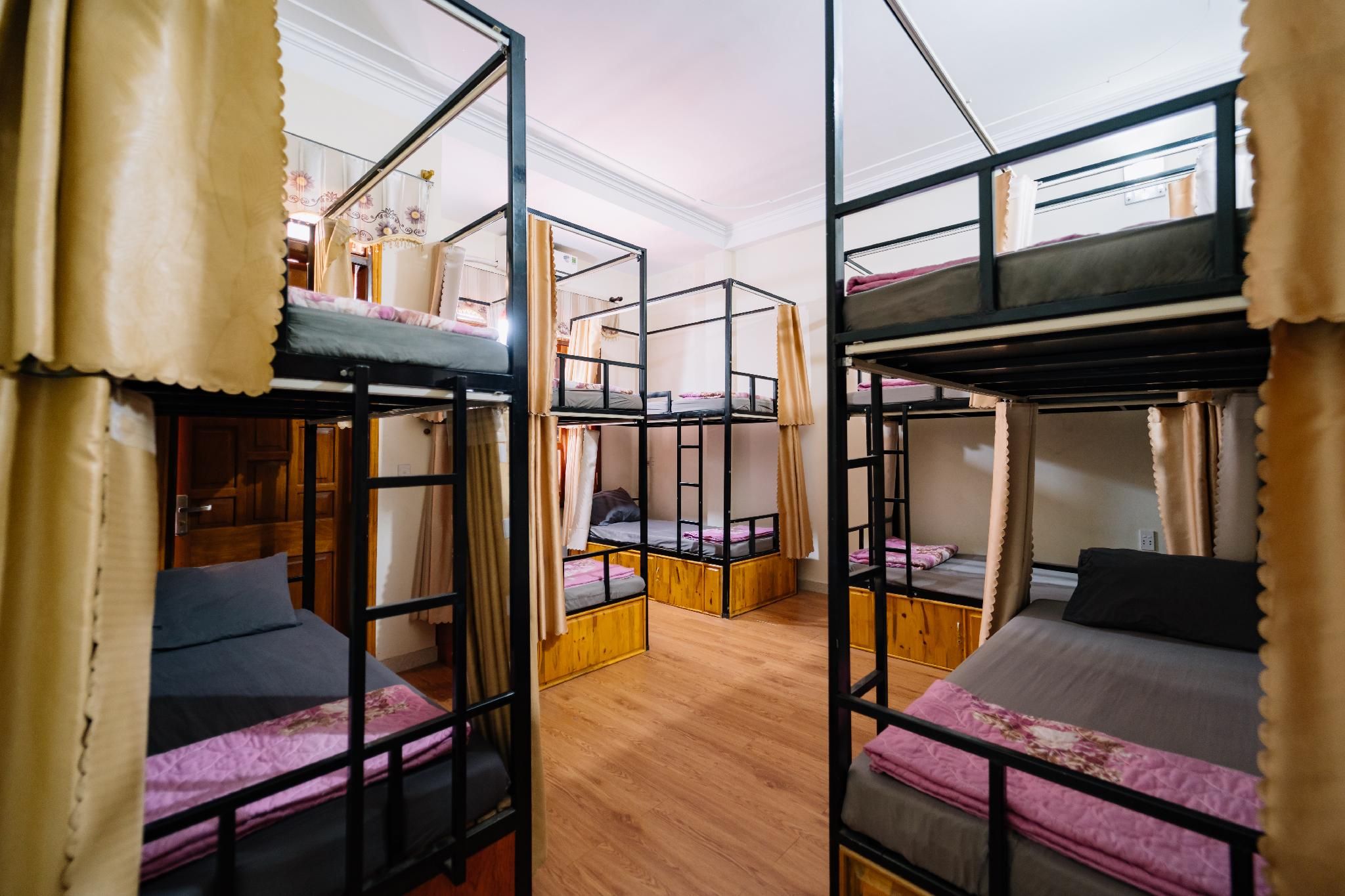 Bed in 6 Bed Mixed AC Dormitory Room with Shared Bathroom