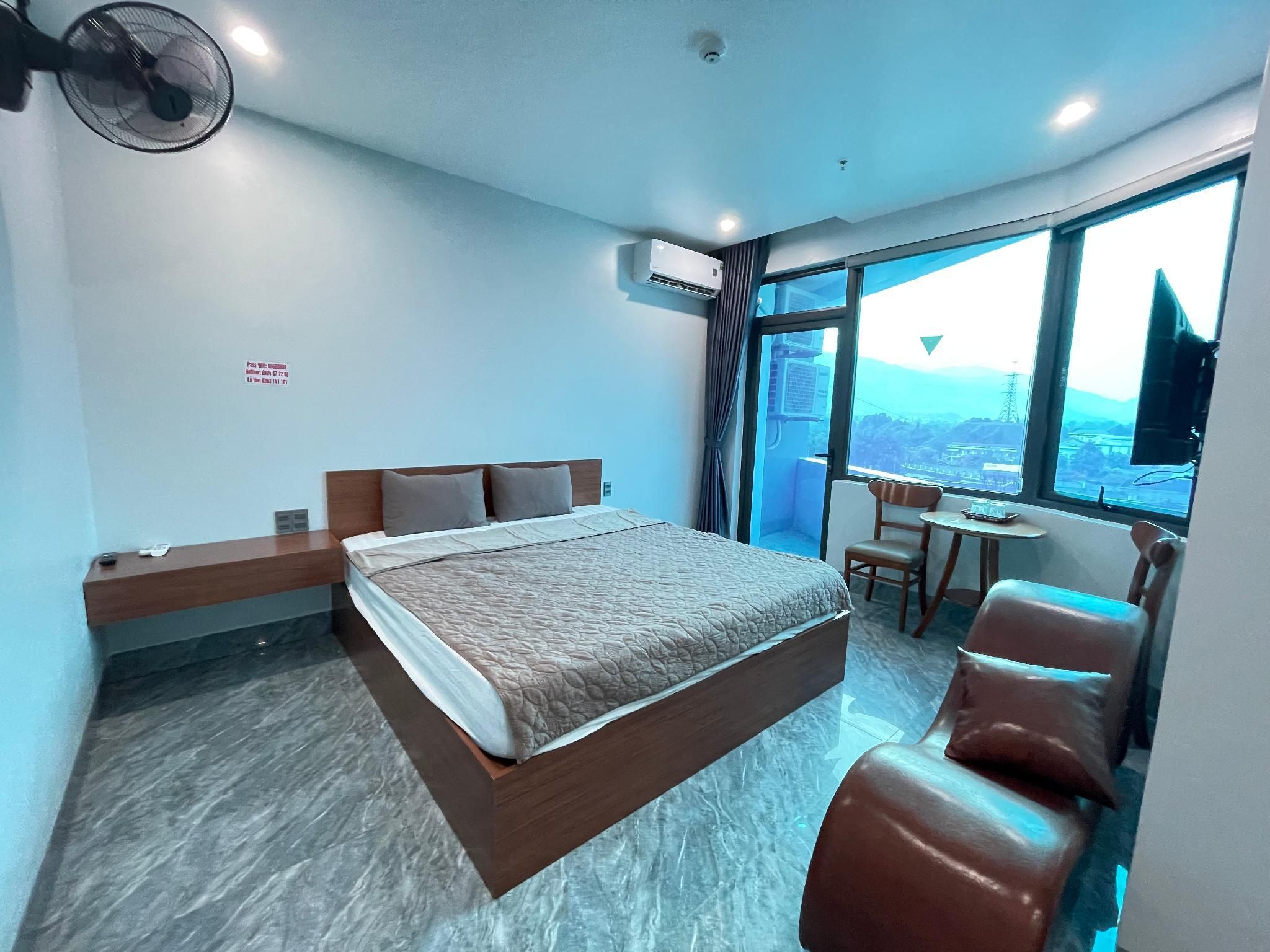 Như Ý Hotel Deluxe Double Room with Balcony 2