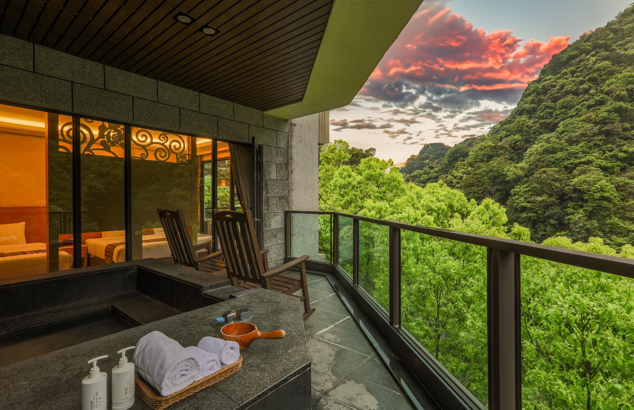 Sunrise Hot Spring Hotel Luxury Quadruple Room 2