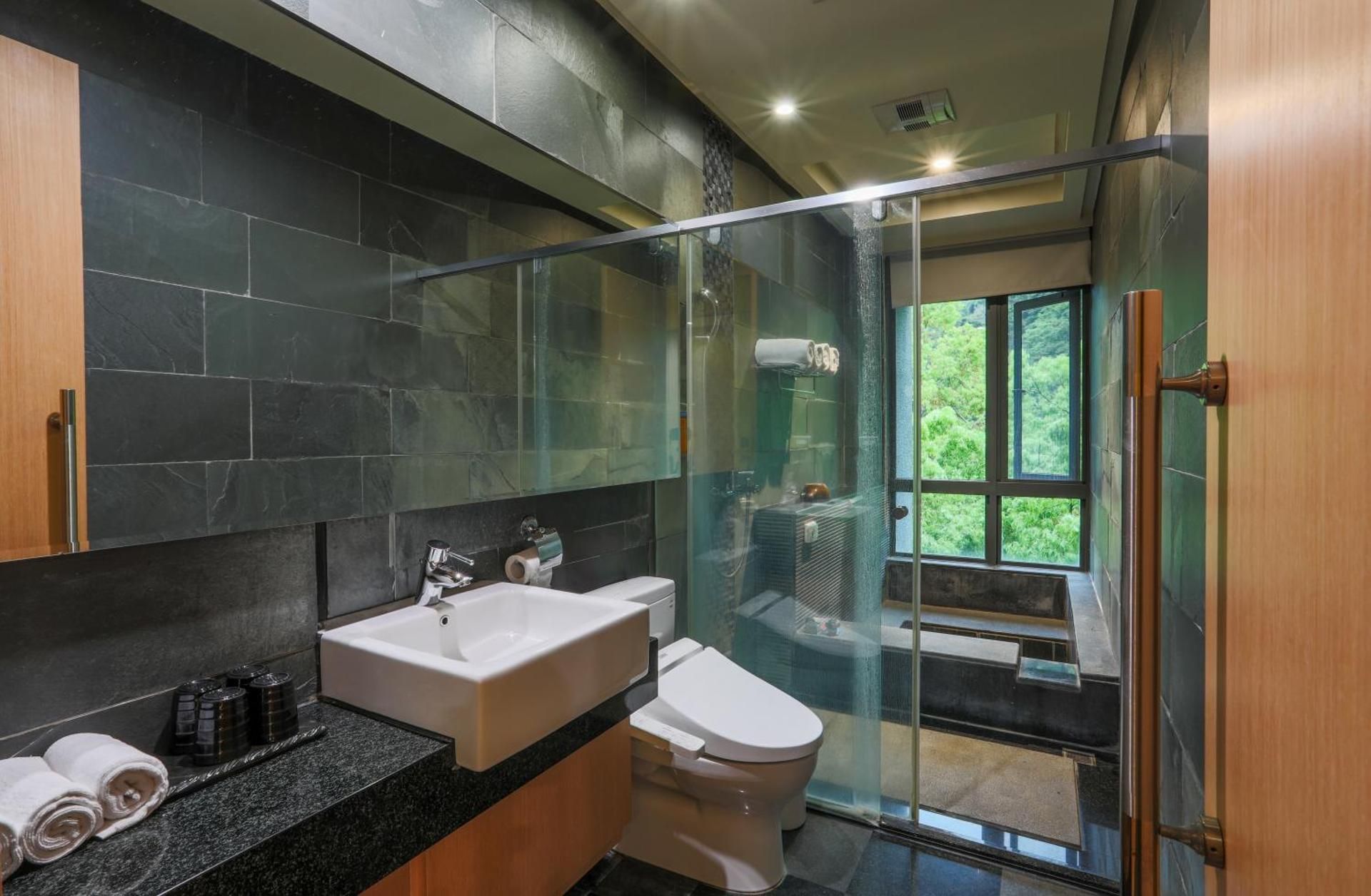 Sunrise Hot Spring Hotel Luxury Quadruple Room 3