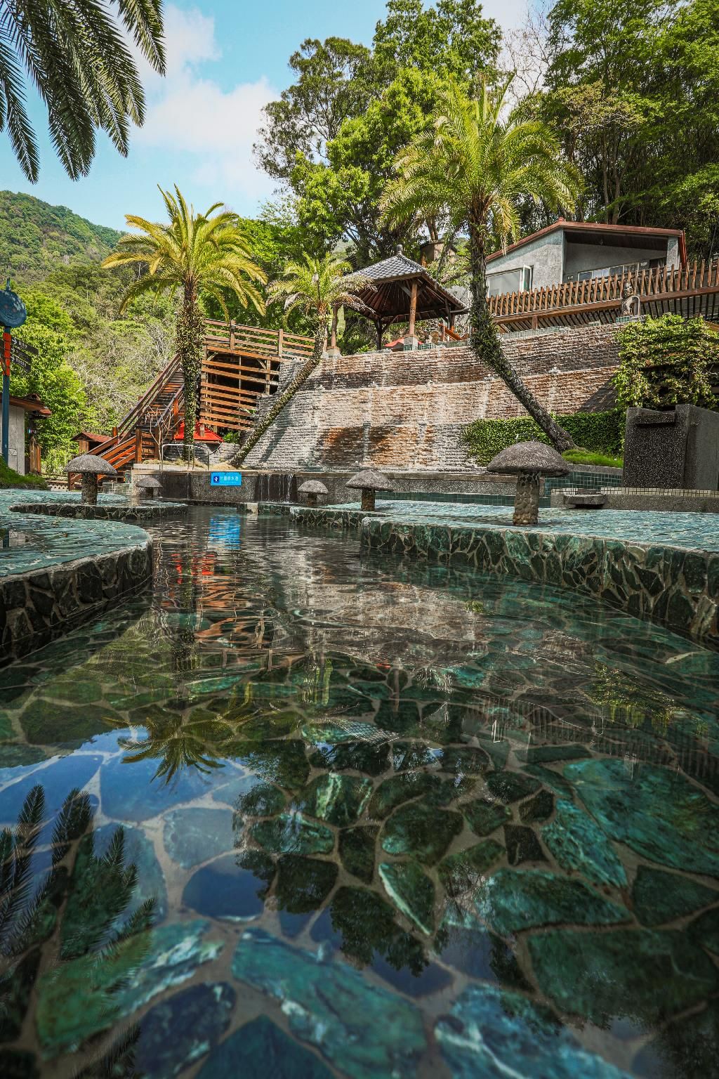 swimming pool [outdoor]