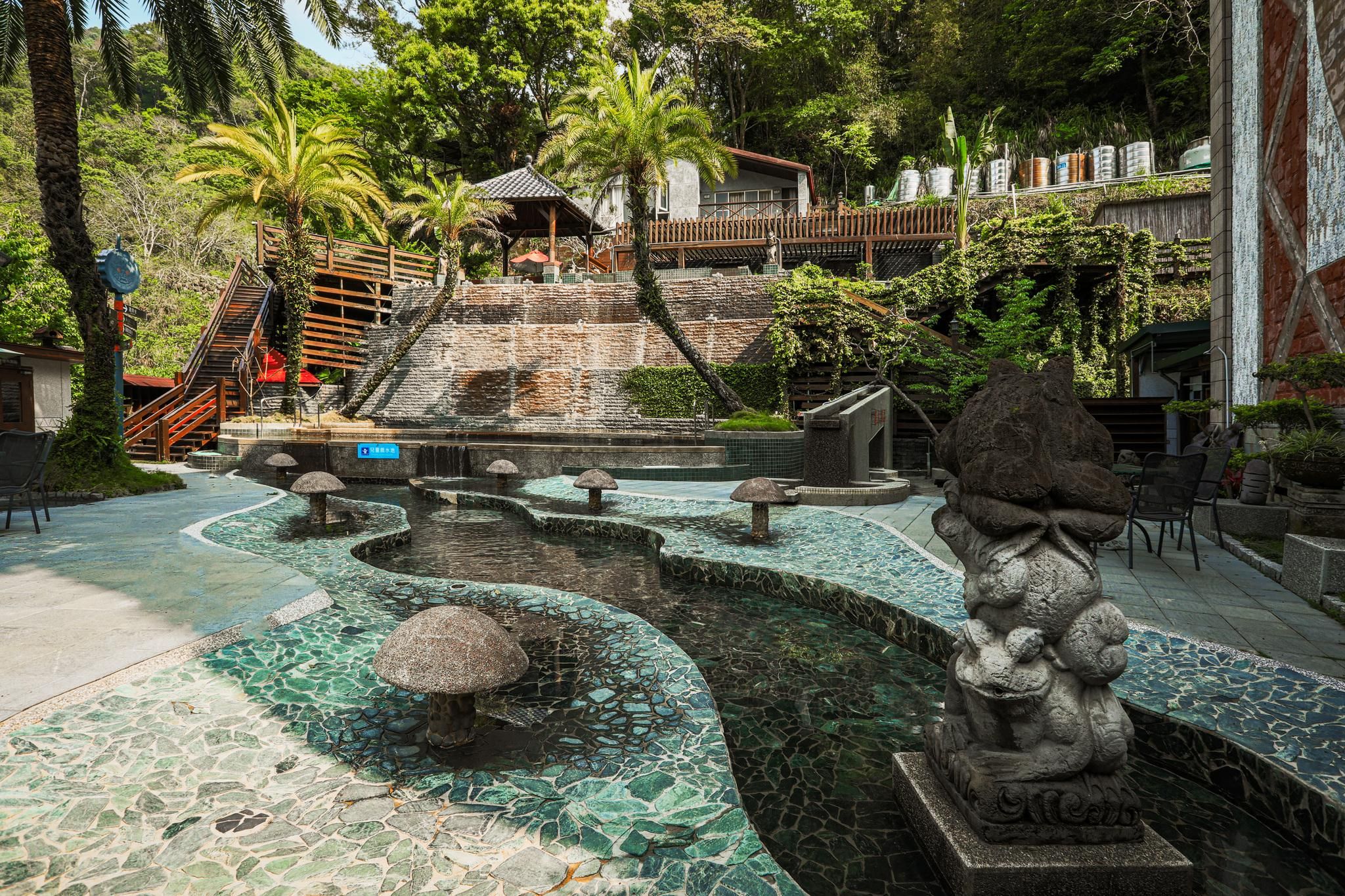 swimming pool [outdoor]