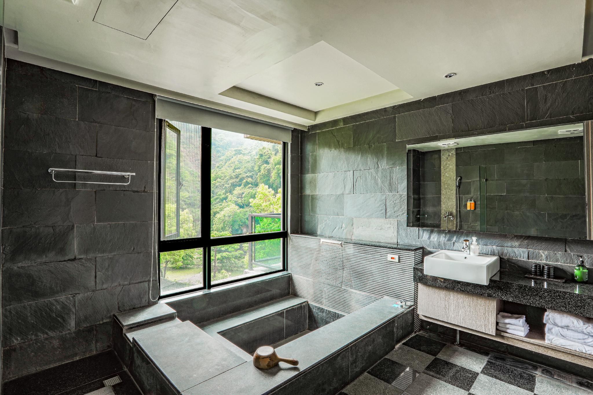 Sunrise Hot Spring Hotel Comfort Triple 3