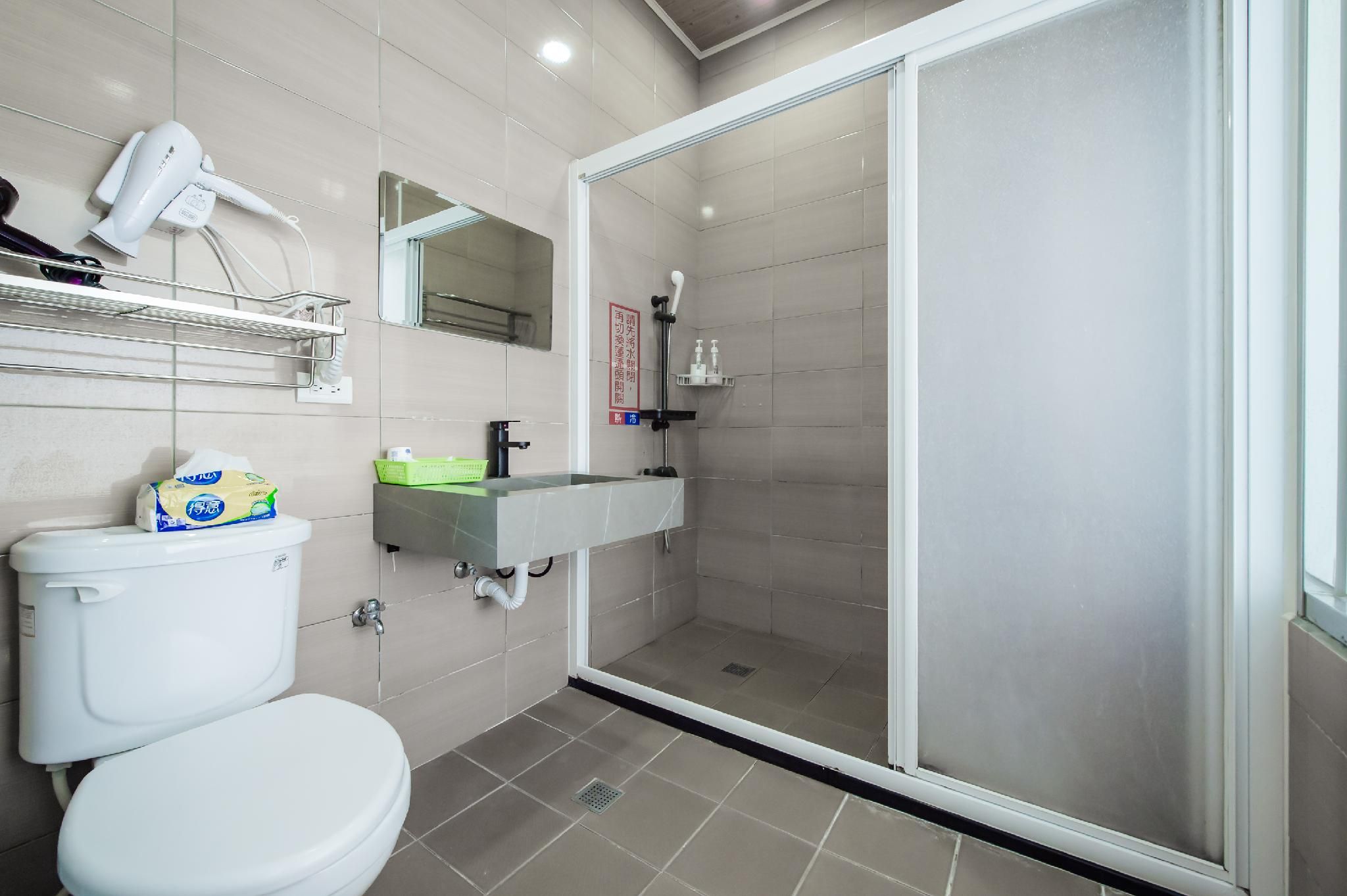 Quan Ming Standard Quadruple Room with Balcony 2