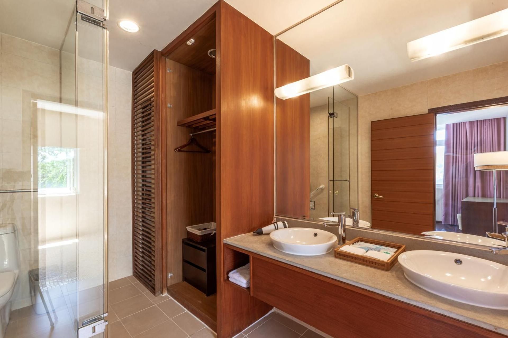 Deluxe Double Room with Lake View