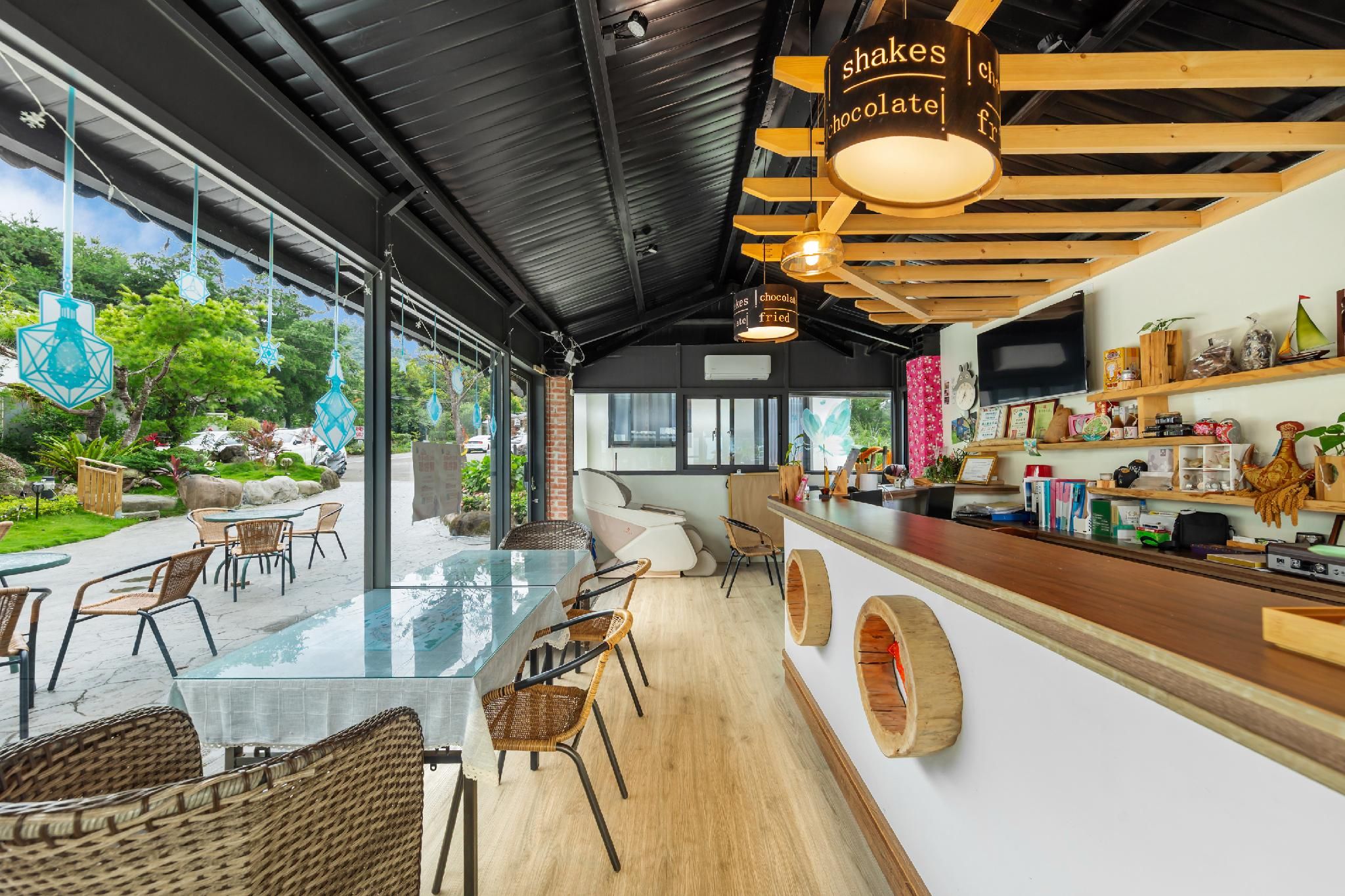 shared lounge/tv area