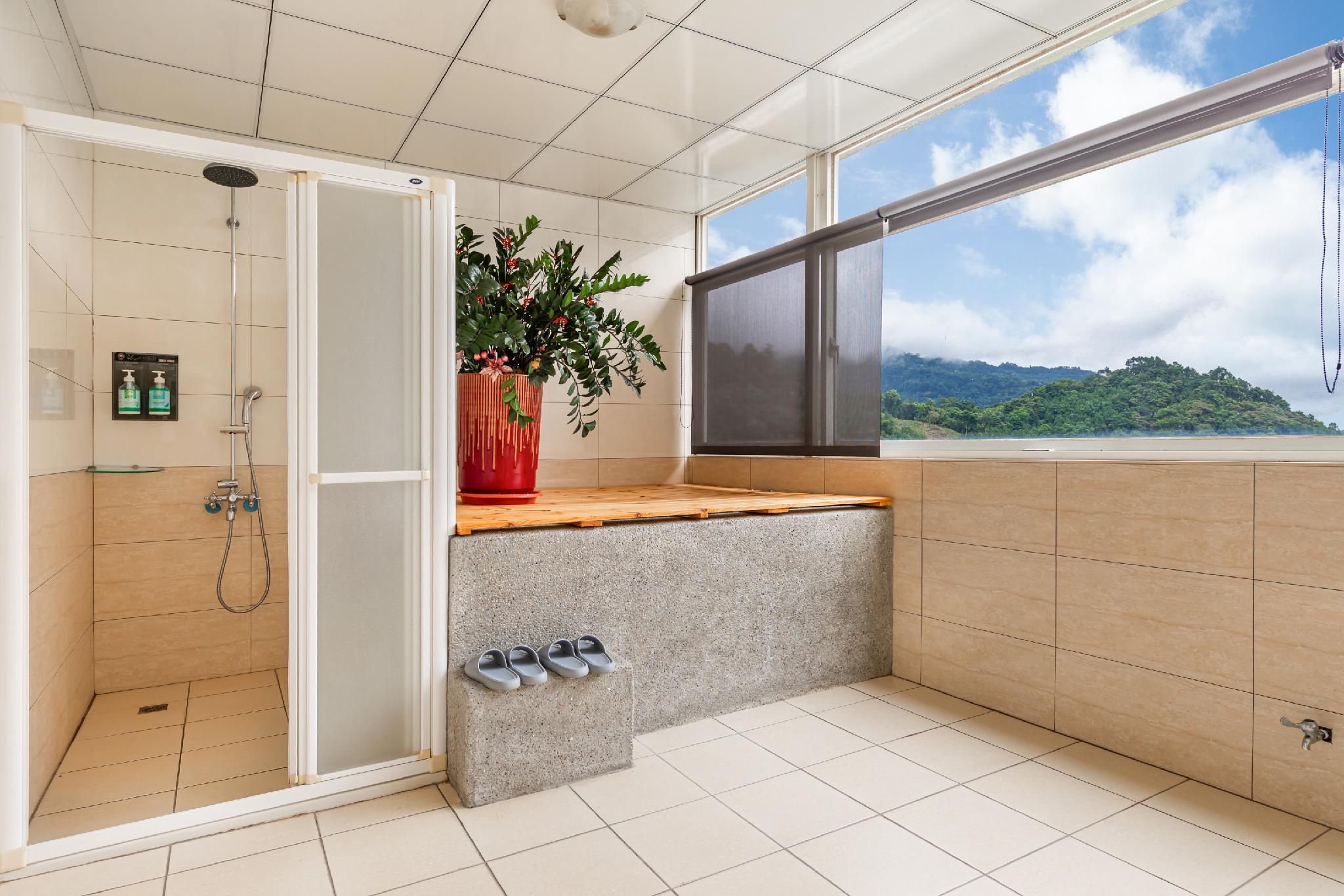 Meitiyuan Hostel Double Room with Mountain View 2