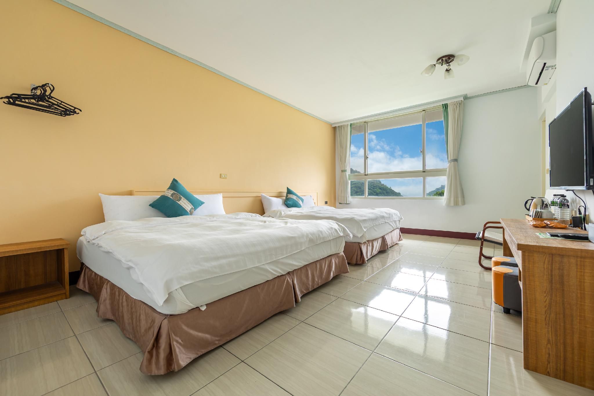 Meitiyuan Hostel Quadruple Room with Balcony 2