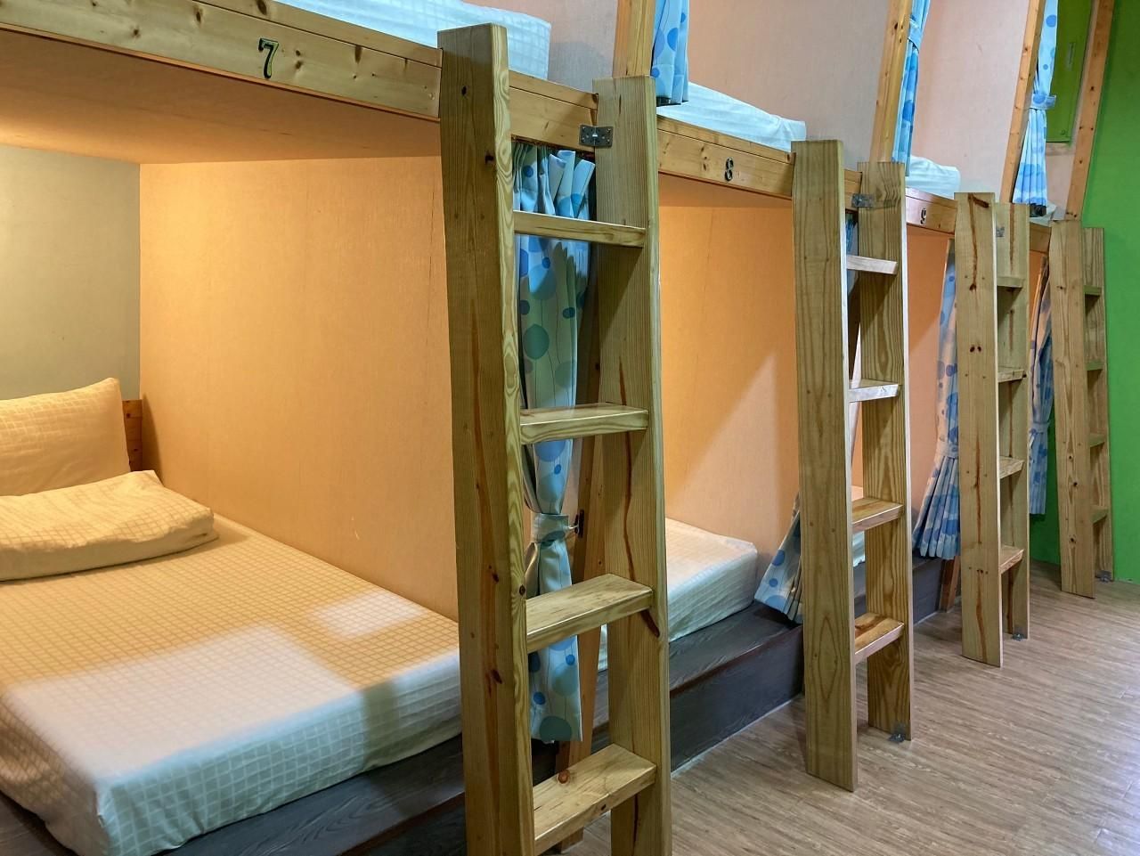 Single Capsule in Mixed Room