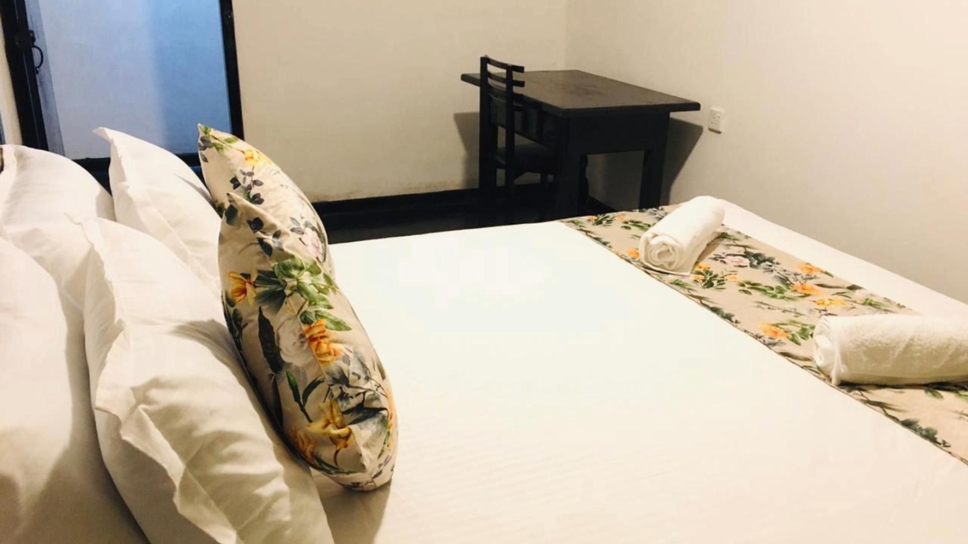 Bracedale Estate Hotel Deluxe - 1 King Bed Corner Room with Bath View