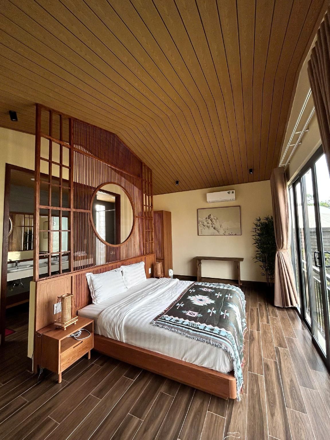 Villa Lake View King Bed