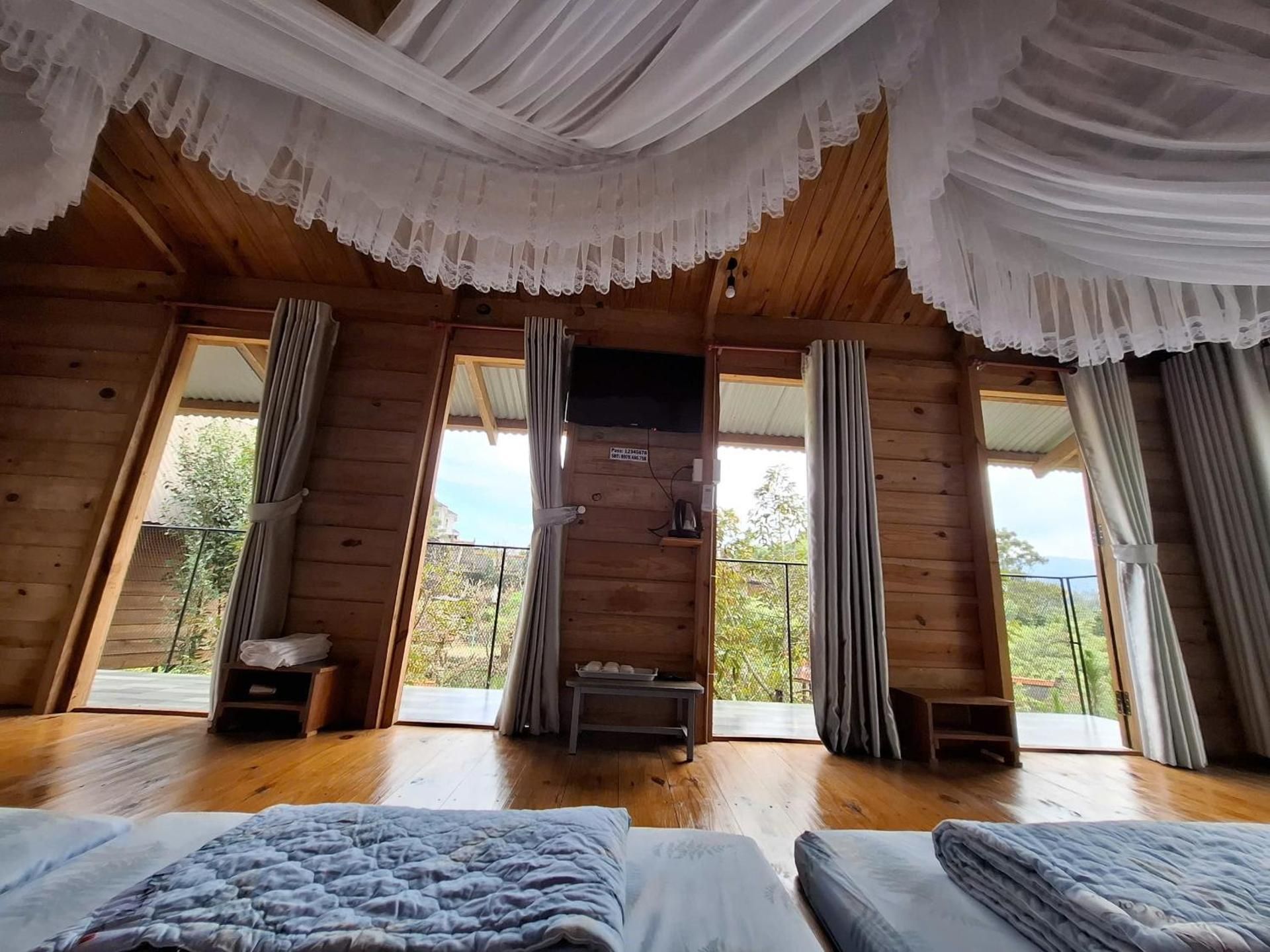 Family Room with Garden View