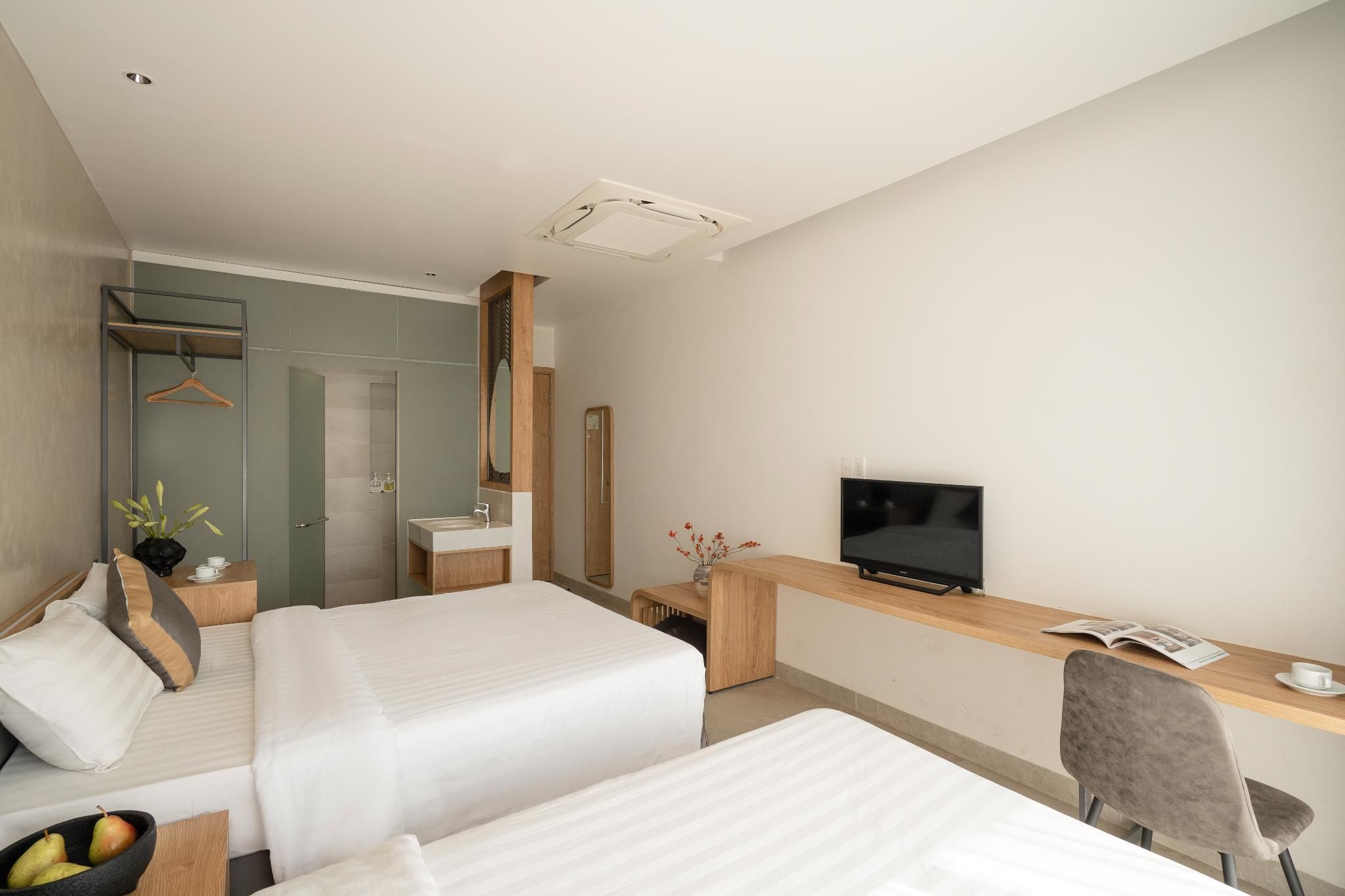 HẢI AN HOTEL Deluxe Triple with Balcony 3