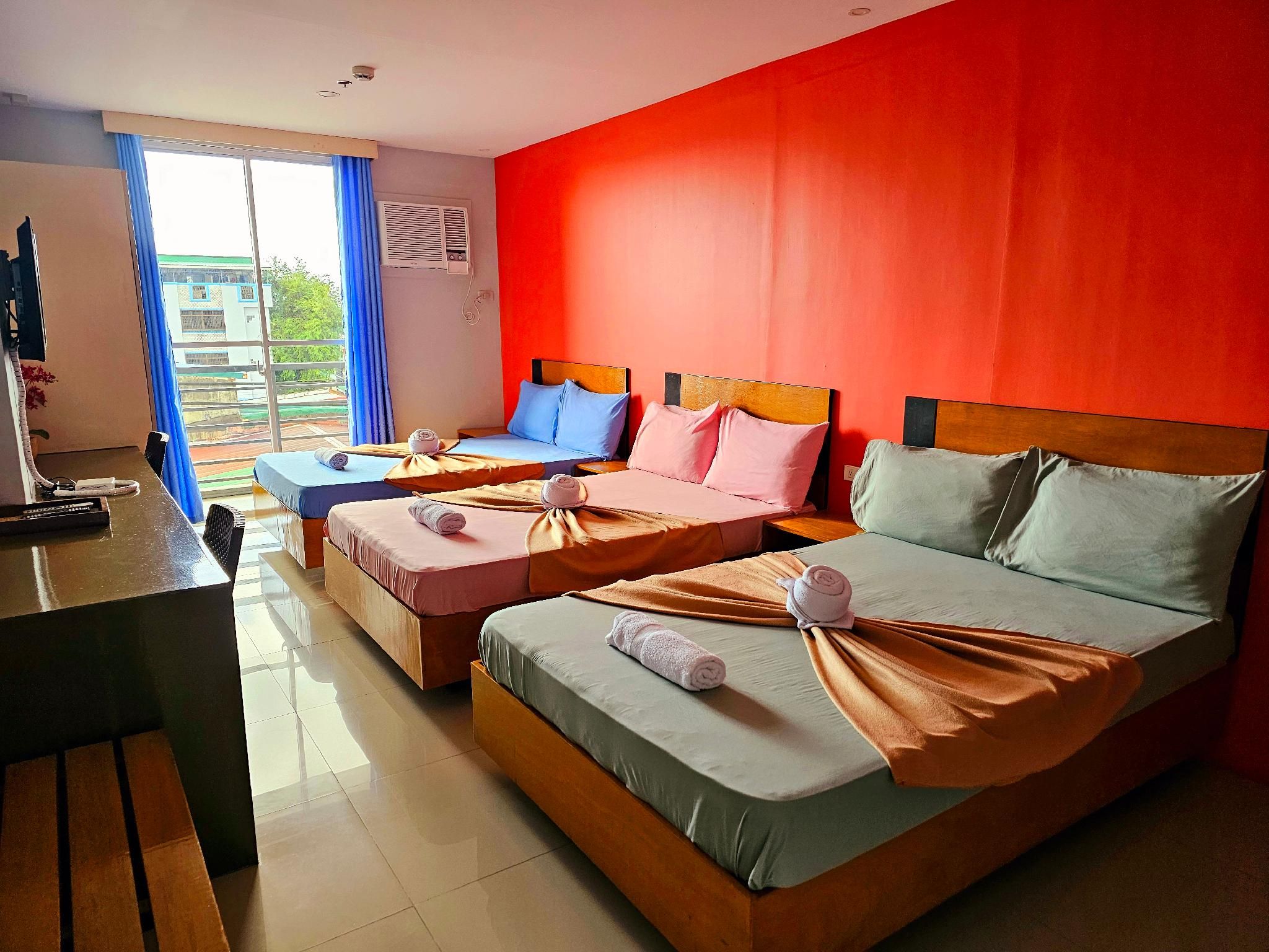 Jaelle Residences Hotel - Downtown Triple Room with Balcony