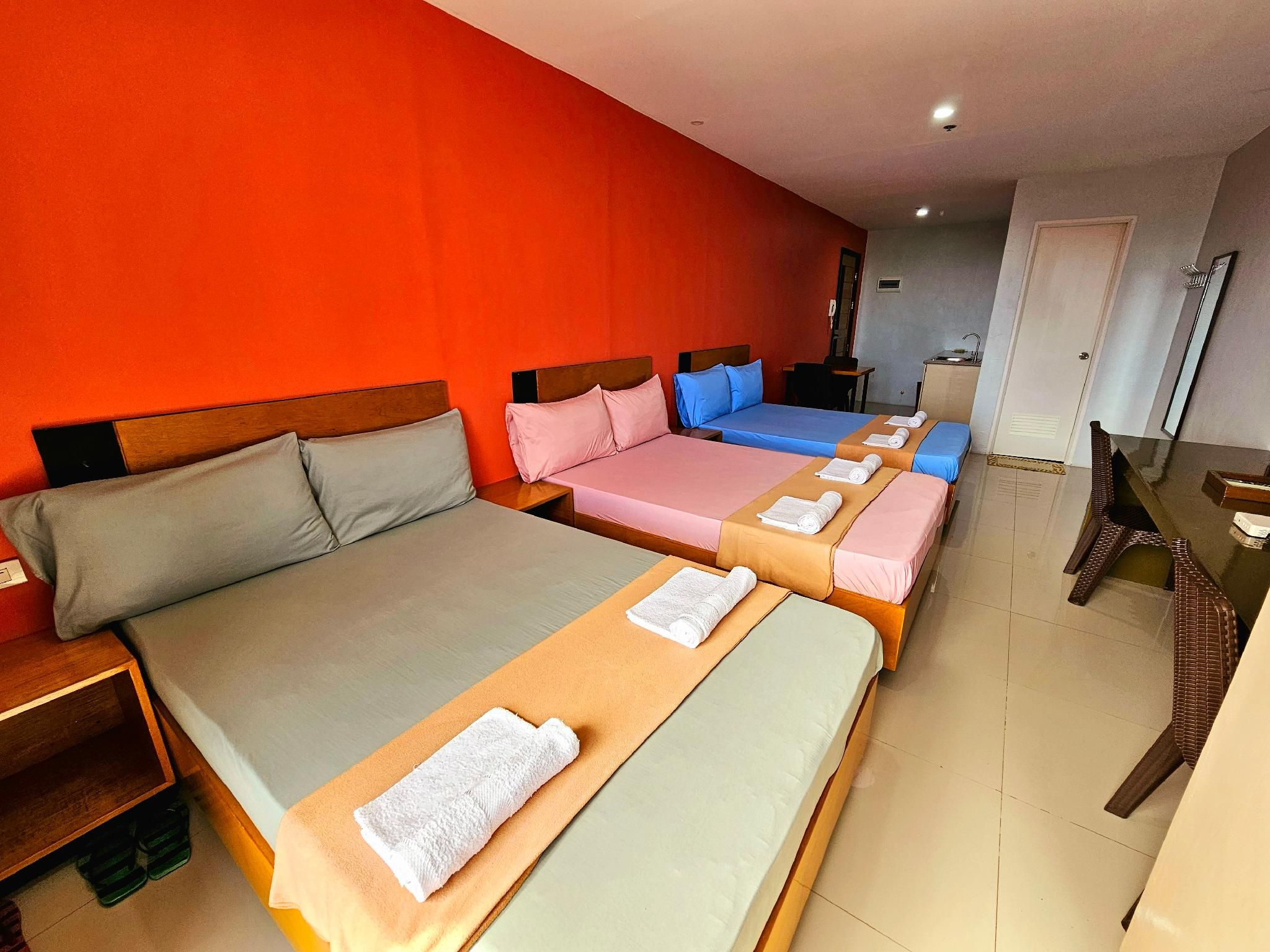 Jaelle Residences Hotel - Downtown Triple Room with Balcony 2