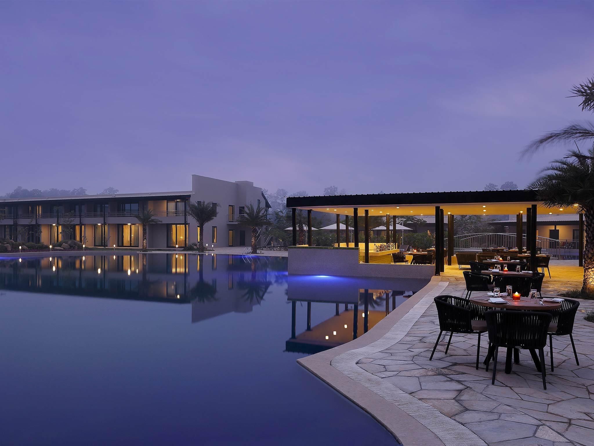 swimming pool [outdoor]