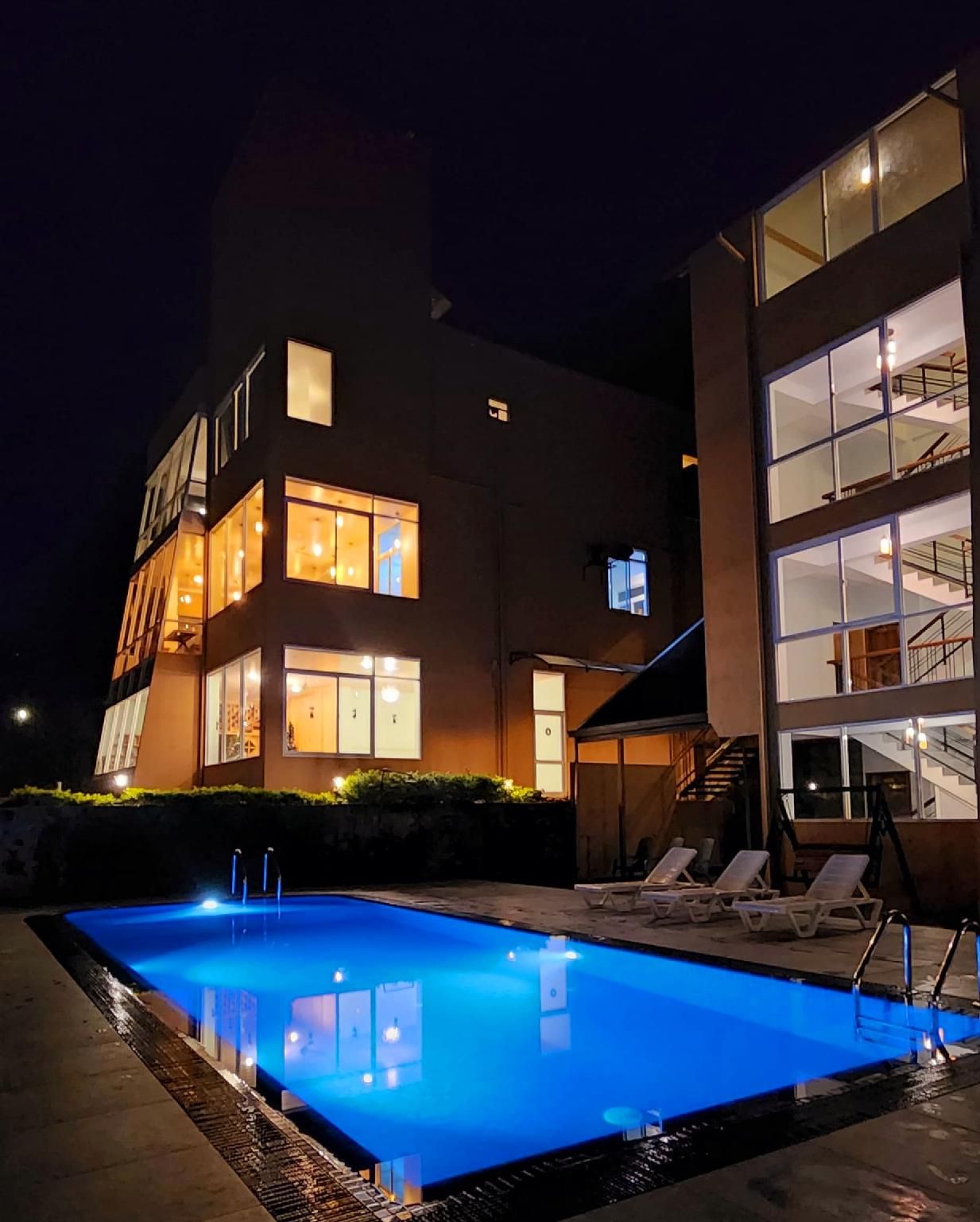 swimming pool [outdoor]