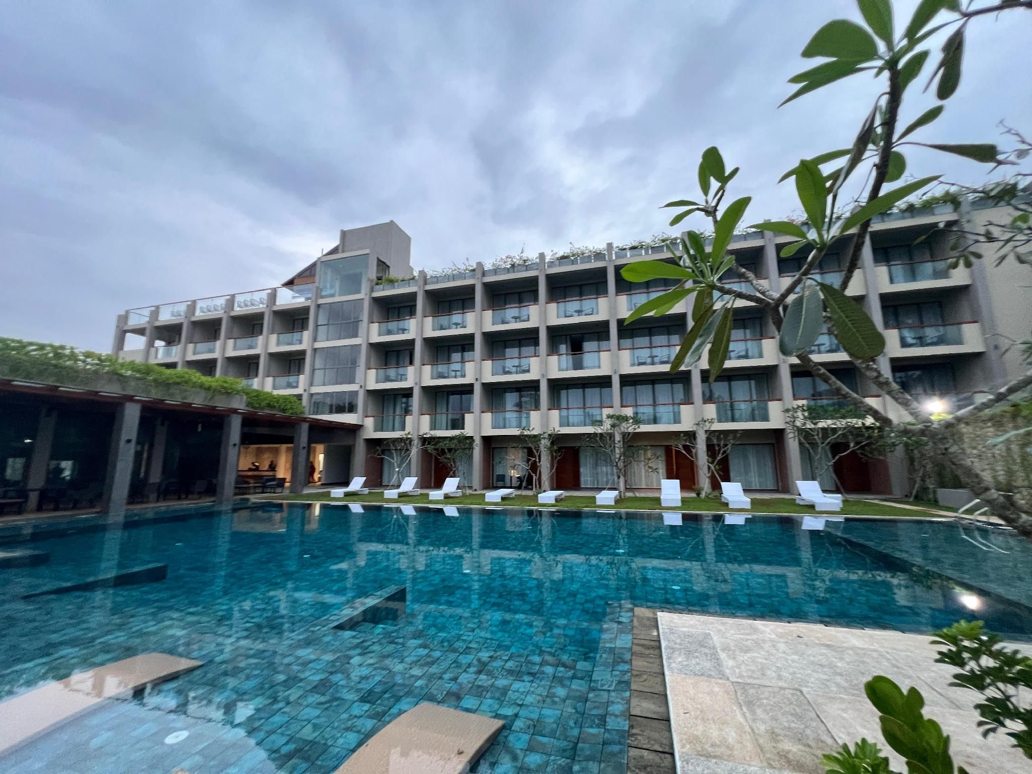 swimming pool [outdoor]